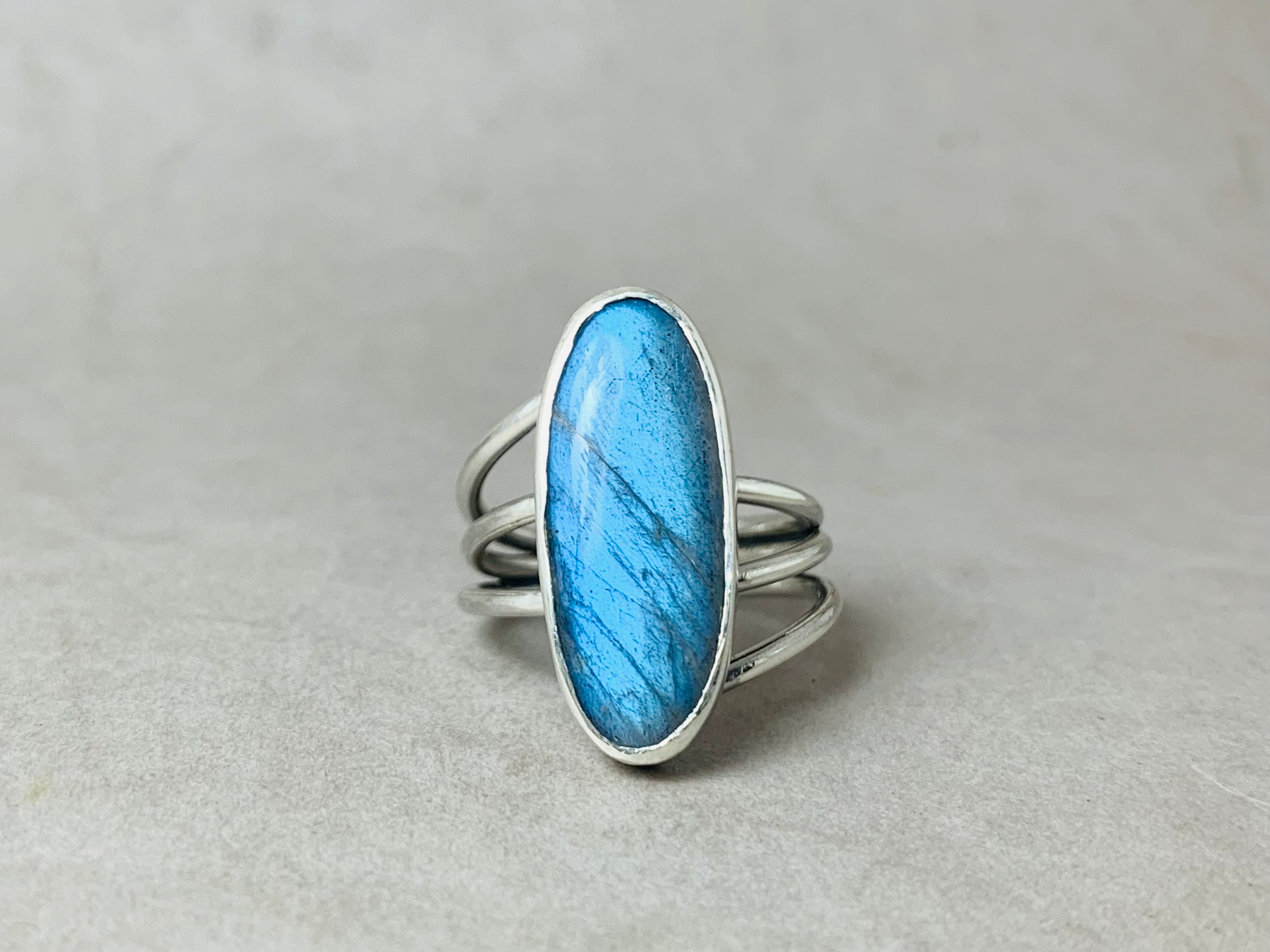 Natürlicher Labradorit Ring 925 massives Sterling Silber blauer auffälliger Edelstein Boho Ring handgefertigter Designer Oval Ring
