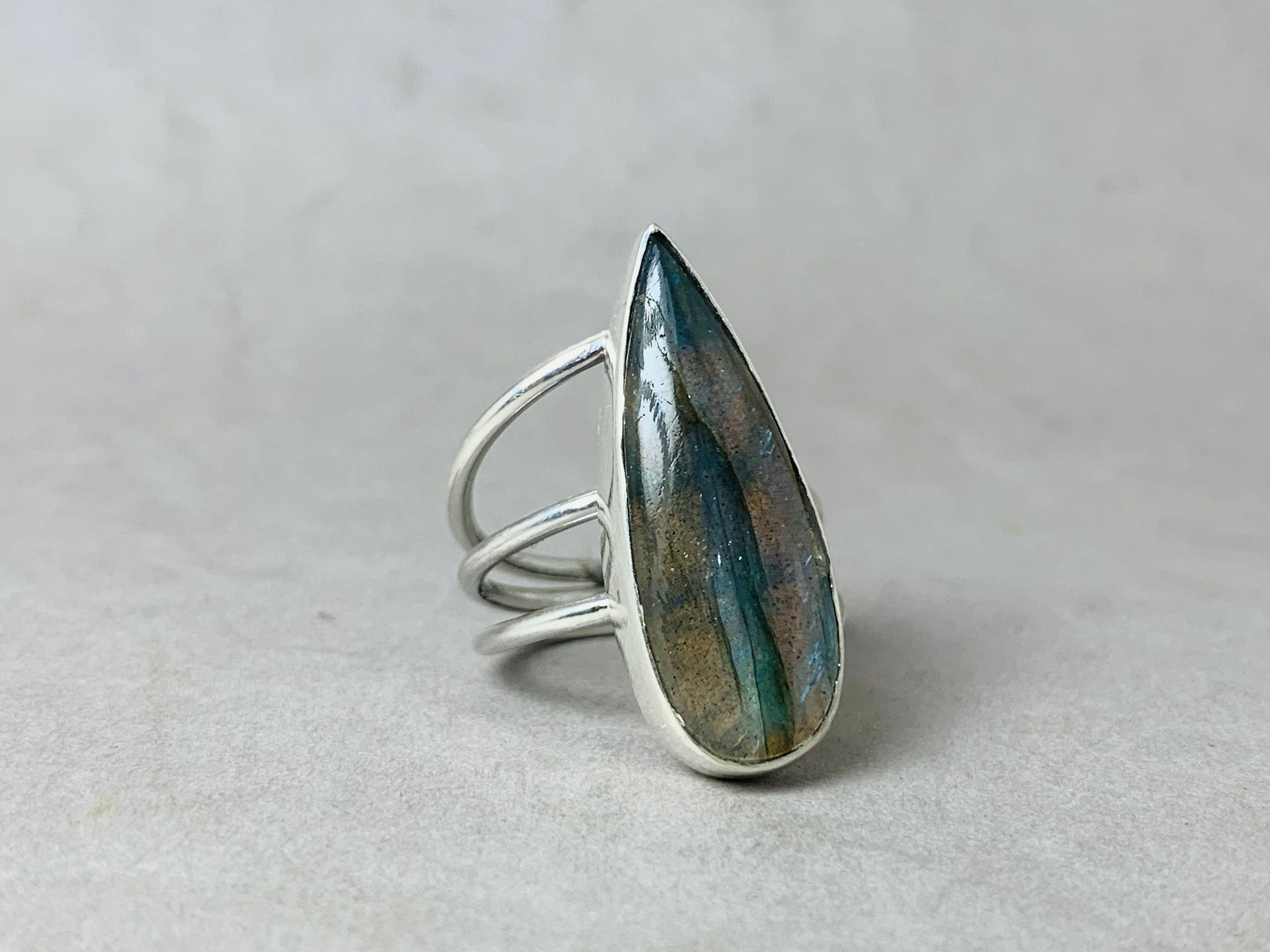 Tropfenförmiger Labradoritring Sterling Silber Ring Blauer Feuer Labradorit Boho Ring Geschenk für Sie