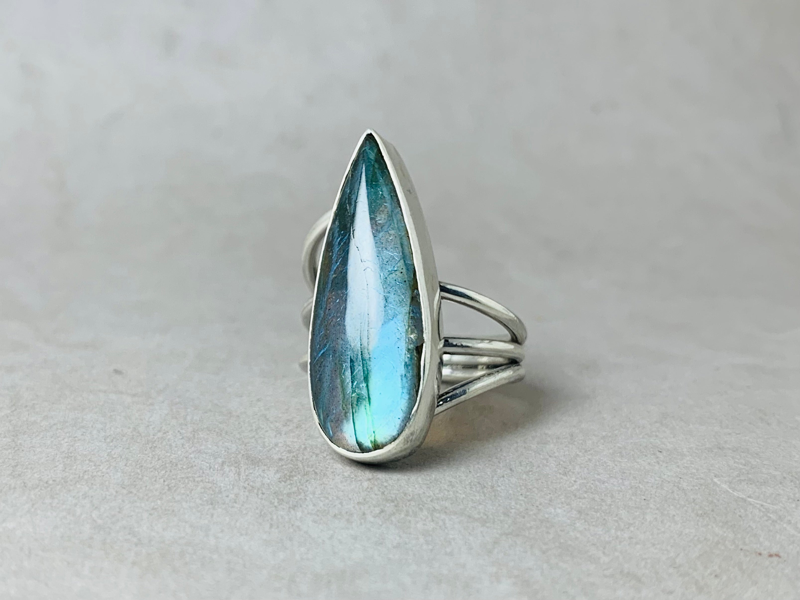 Tropfenförmiger Labradoritring Sterling Silber Ring Blauer Feuer Labradorit Boho Ring Geschenk für Sie