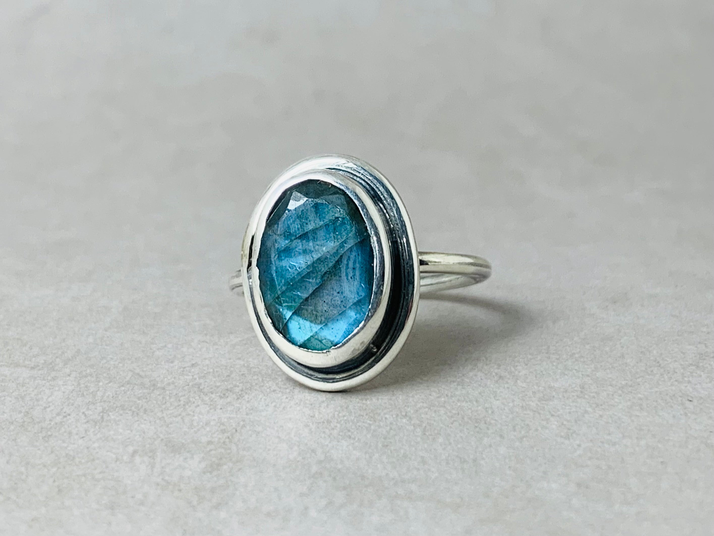 Facettierter Labradorit Blauer Edelsteinring 925 Silberring Natürlicher Handgefertigter Ring Ovaler Labradorit Schlichter Ring