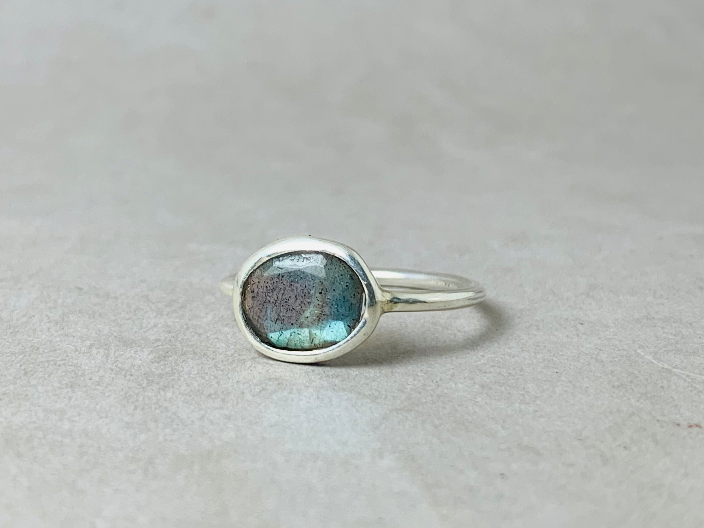 Minimalistischer Labradorit Ring Ovaler Labradorit Ring Handgemachter Stapelring 925 Silber Ring Geschliffener Labradorit Ring Naturstein Ring