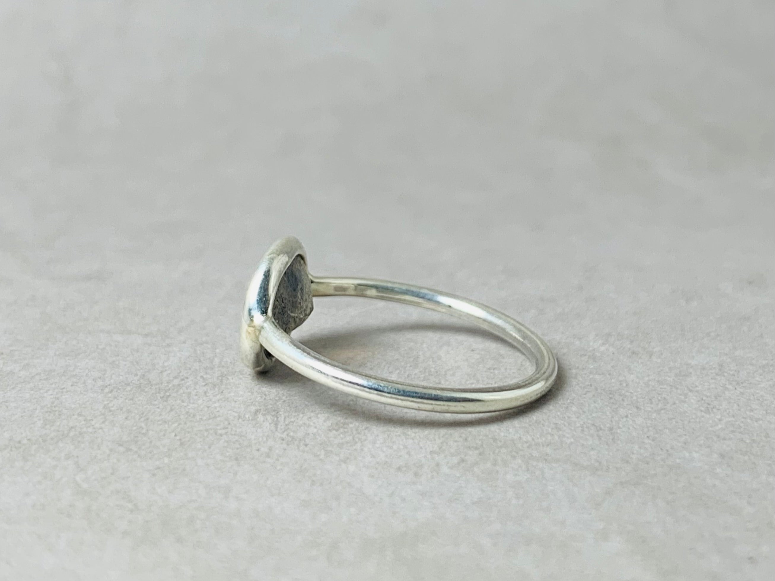 Minimalistischer Labradorit Ring Ovaler Labradorit Ring Handgemachter Stapelring 925 Silber Ring Geschliffener Labradorit Ring Naturstein Ring