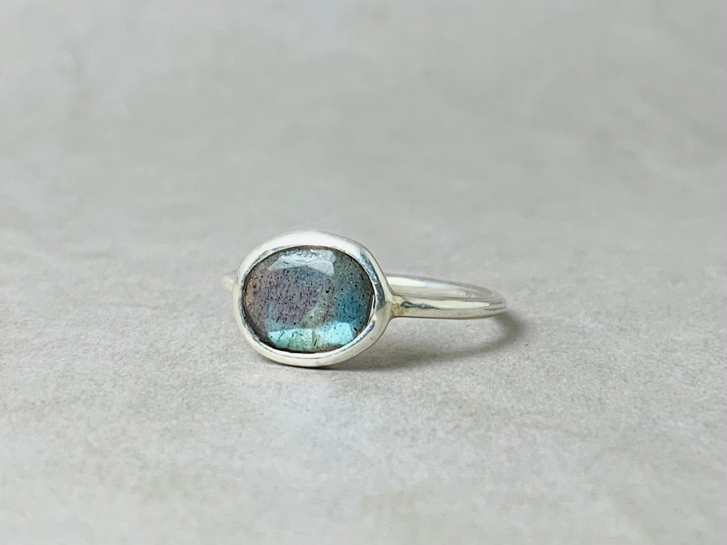 Minimalistischer Labradorit Ring Ovaler Labradorit Ring Handgemachter Stapelring 925 Silber Ring Geschliffener Labradorit Ring Naturstein Ring