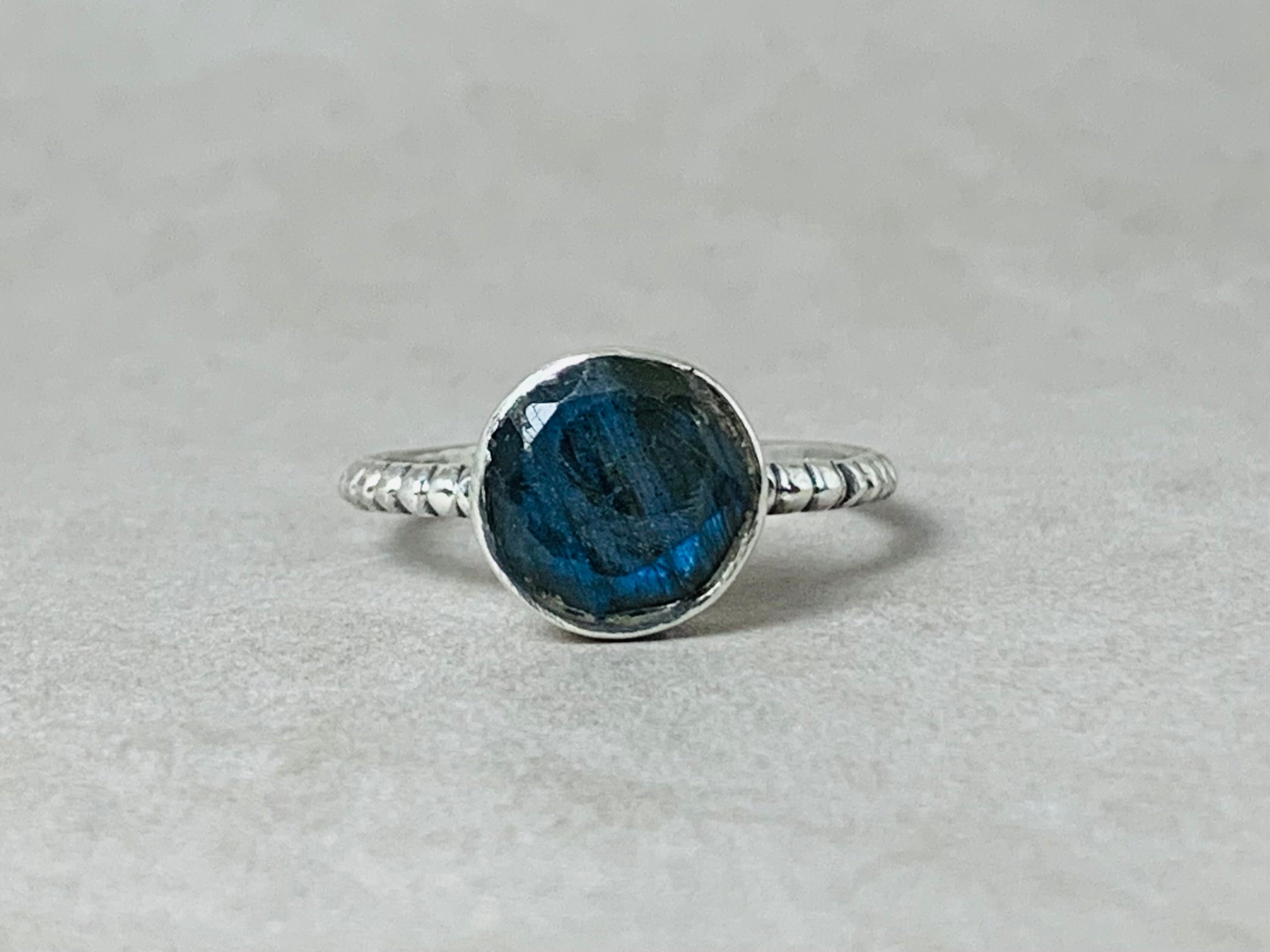 Geschliffener Labradorit-Ring 925 Sterling Silber facettierter Labradorit-Ring runder Edelsteinring Stapelring November Geburtssteinring