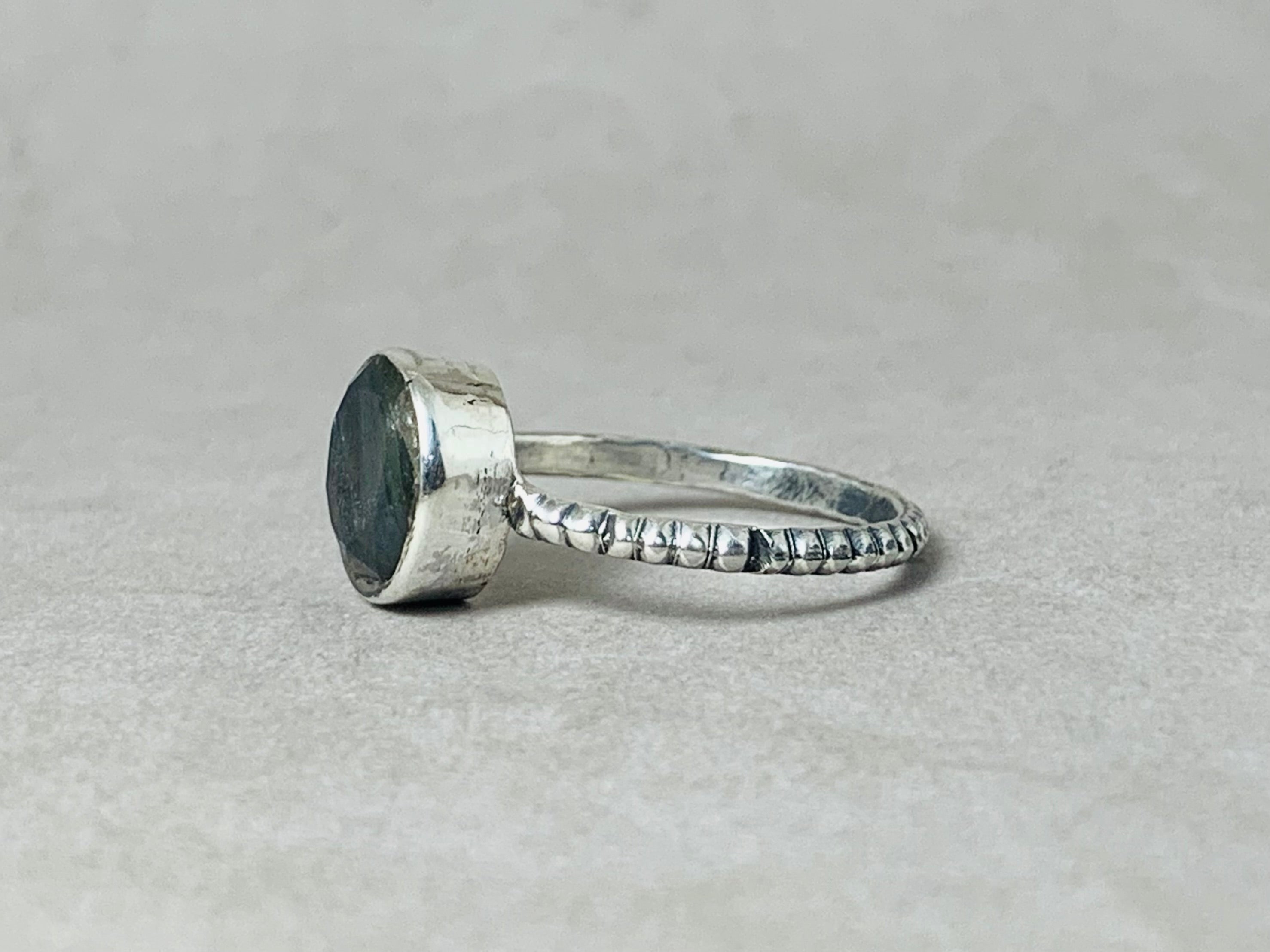 Geschliffener Labradorit-Ring 925 Sterling Silber facettierter Labradorit-Ring runder Edelsteinring Stapelring November Geburtssteinring