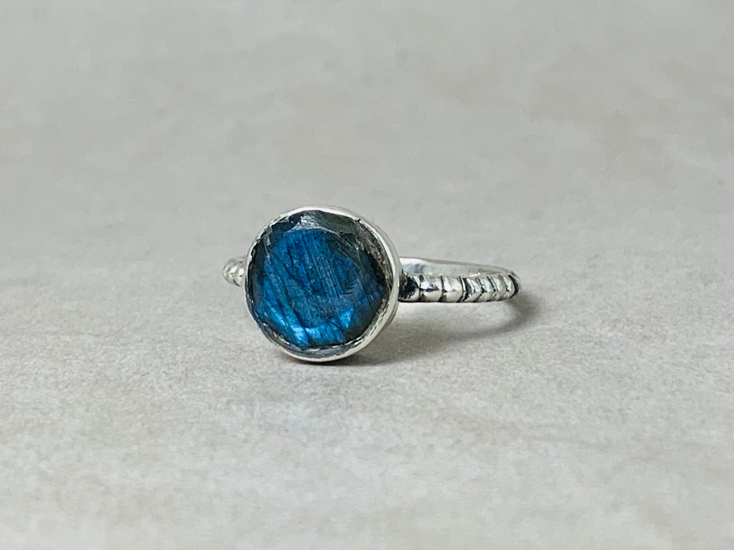Geschliffener Labradorit-Ring 925 Sterling Silber facettierter Labradorit-Ring runder Edelsteinring Stapelring November Geburtssteinring