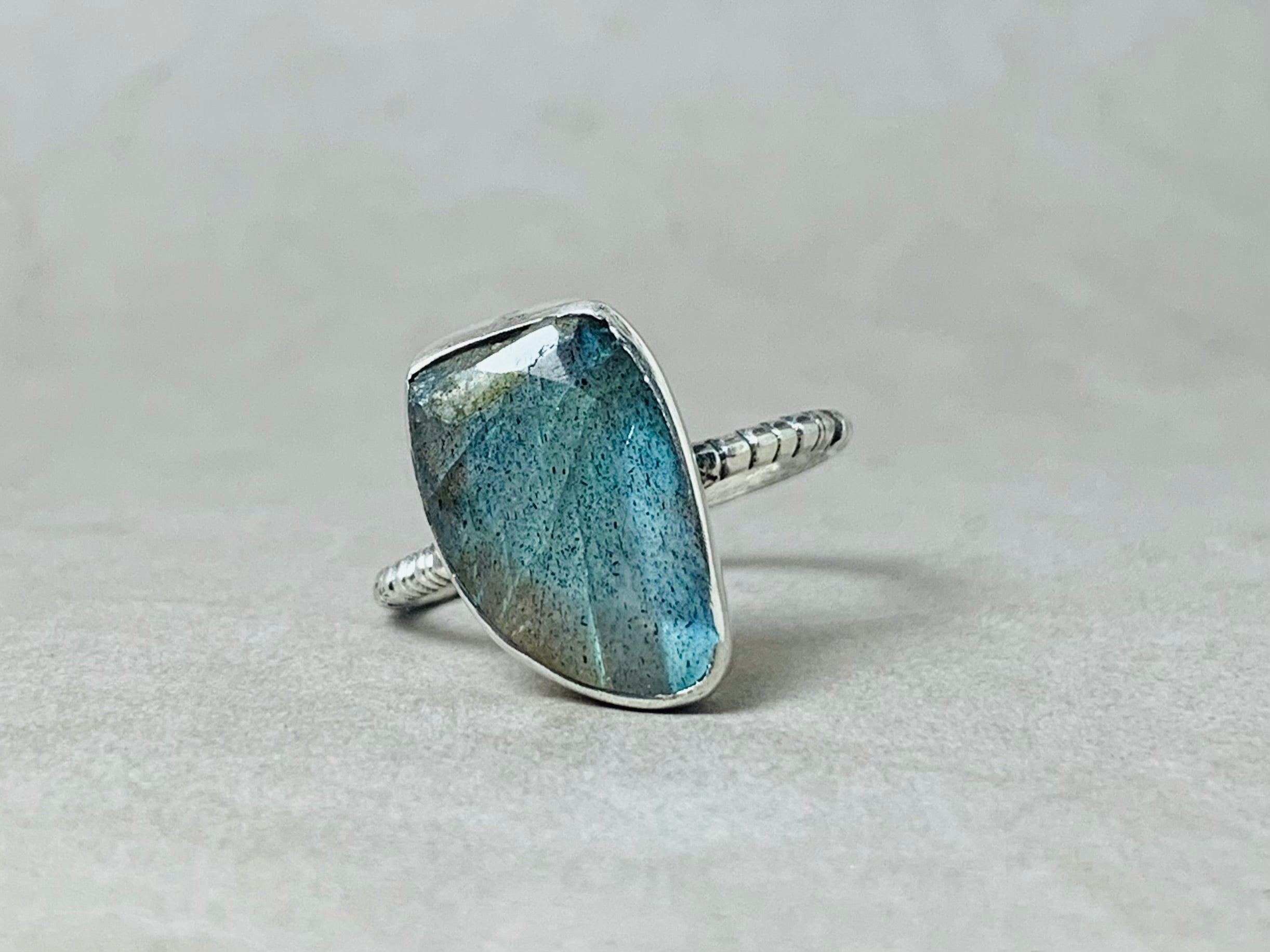 Natur Labradorit Ring 925 Sterling Silber Ring Stapelring Handgemachter Ring Einzigartiger Form Ring