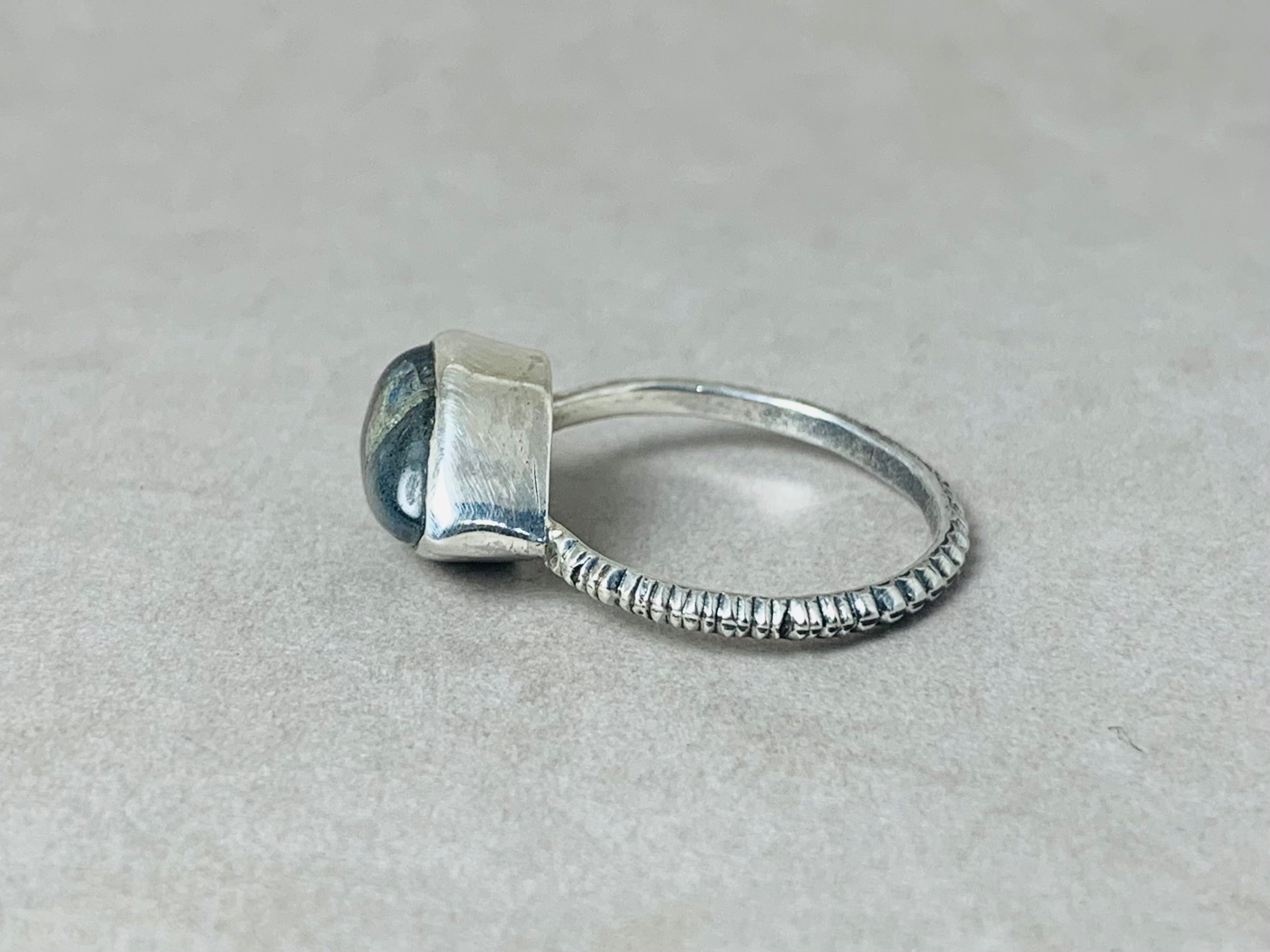 Minimalistischer Labradorit Ring Birnenform Edelstein Handgemachter Stapelring 925 Silber Ring Geschliffener Labradorit Ring
