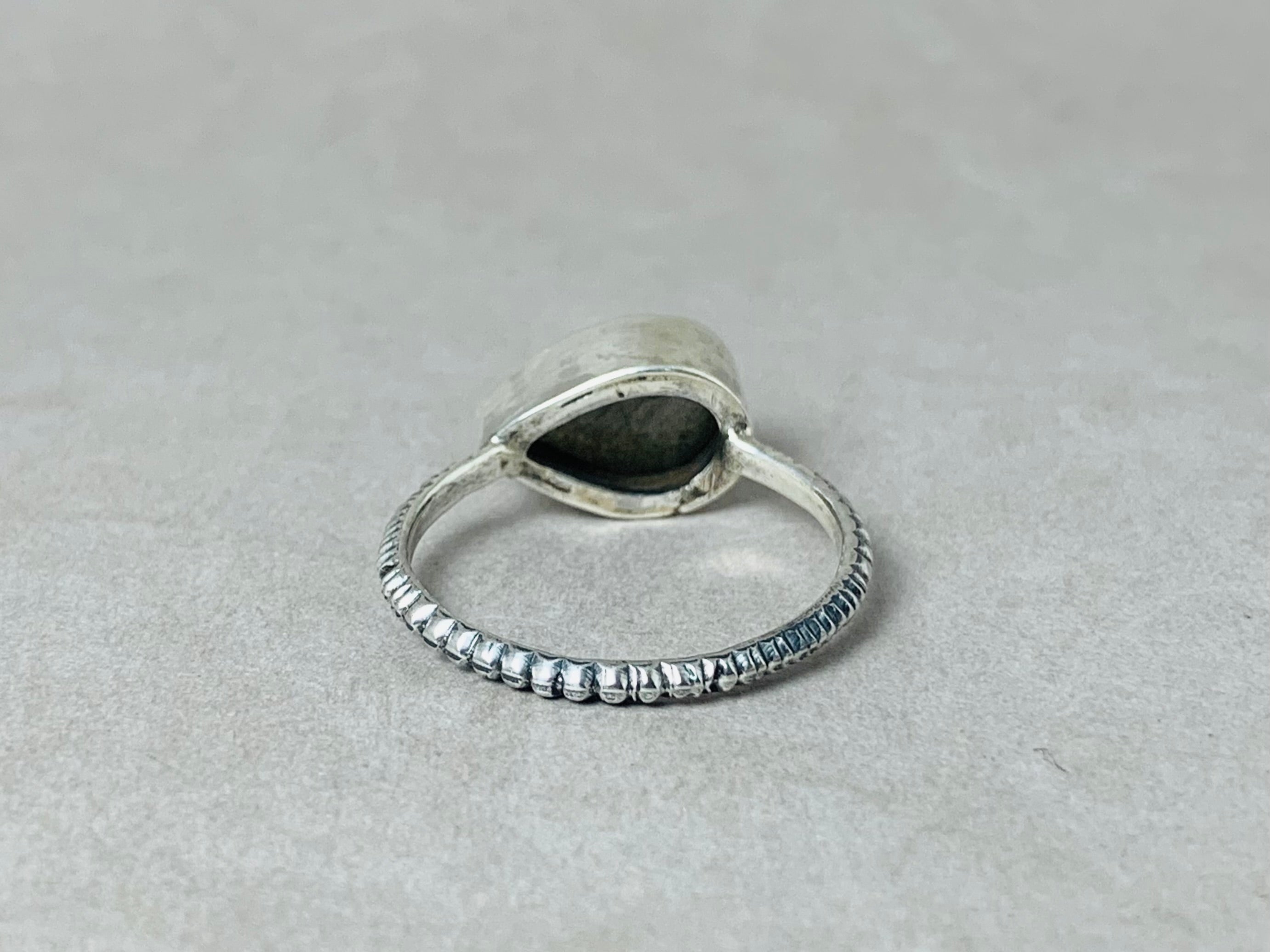 Minimalistischer Labradorit Ring Birnenform Edelstein Handgemachter Stapelring 925 Silber Ring Geschliffener Labradorit Ring
