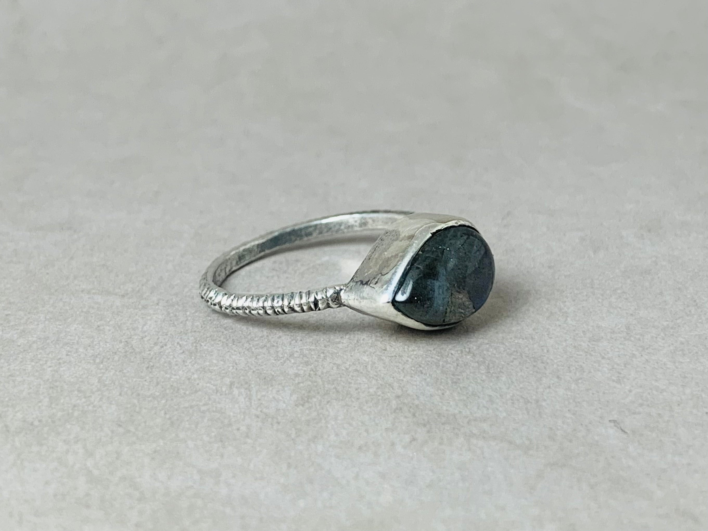 Minimalistischer Labradorit Ring Birnenform Edelstein Handgemachter Stapelring 925 Silber Ring Geschliffener Labradorit Ring