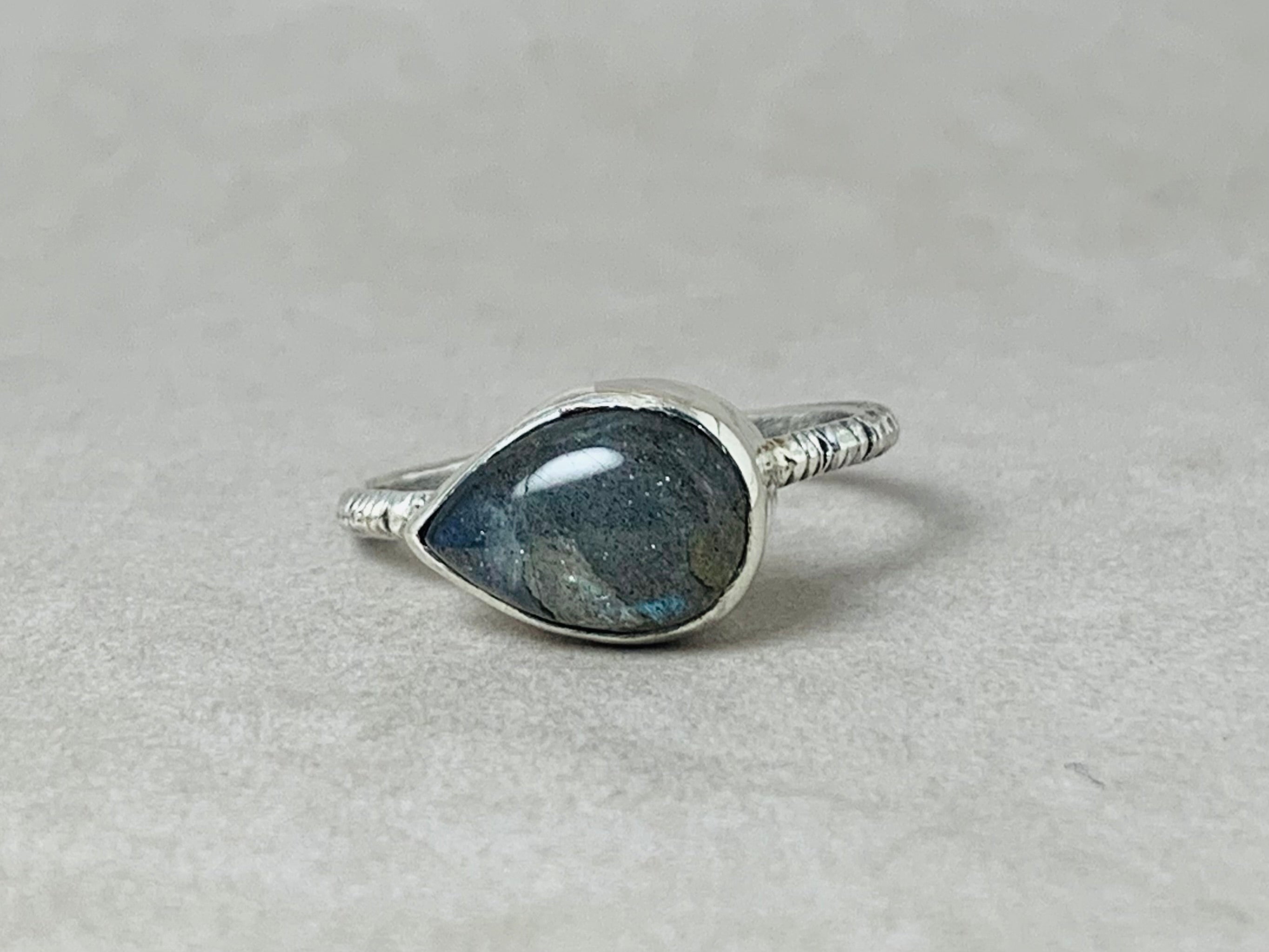 Minimalistischer Labradorit Ring Birnenform Edelstein Handgemachter Stapelring 925 Silber Ring Geschliffener Labradorit Ring