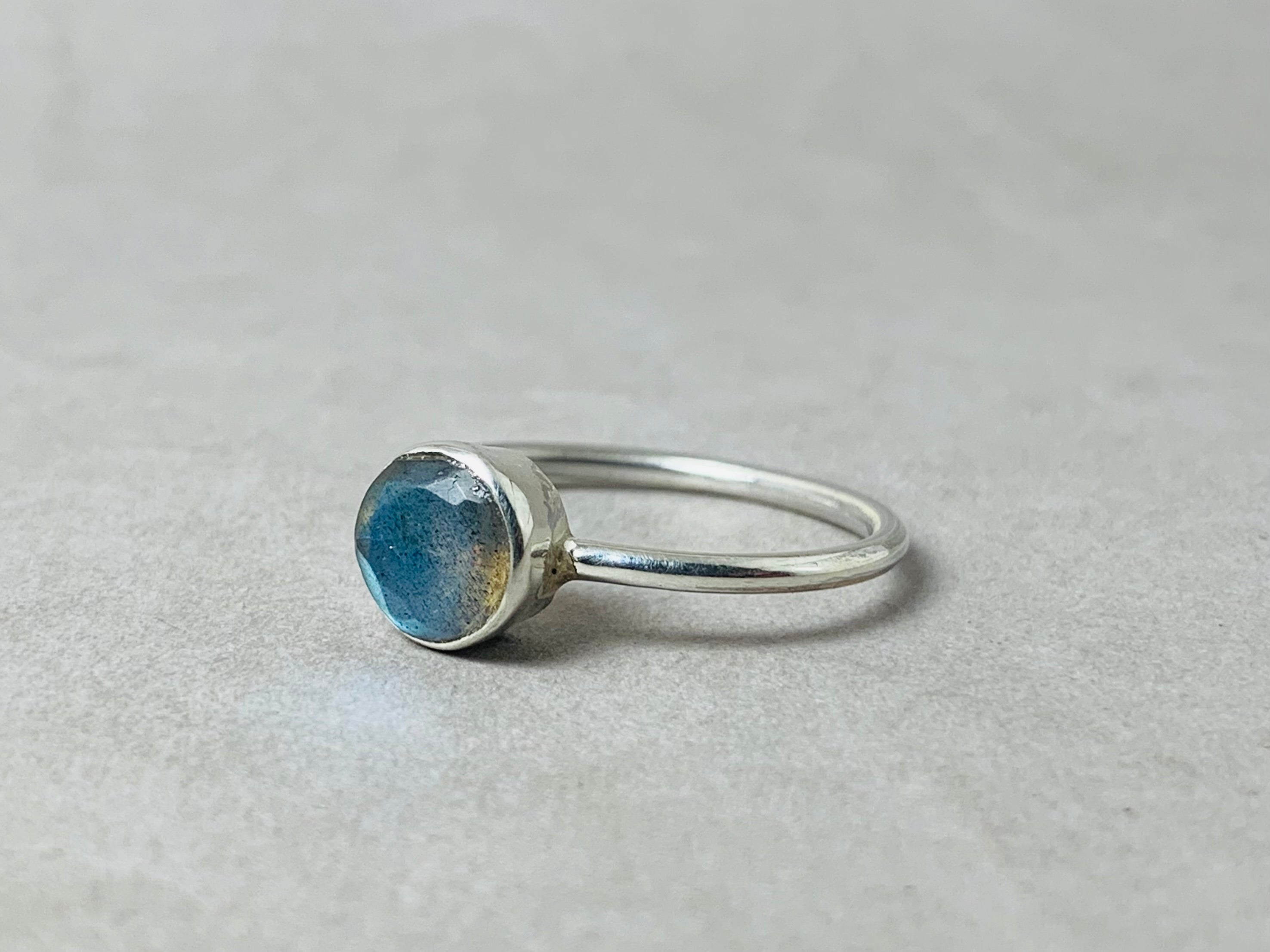 Labradoriet Facet Geslepen Ring 925 Zilveren Ring Ronde Edelsteen Ring Blauwe Steen Ring Handgemaakte Ring Boho Ring