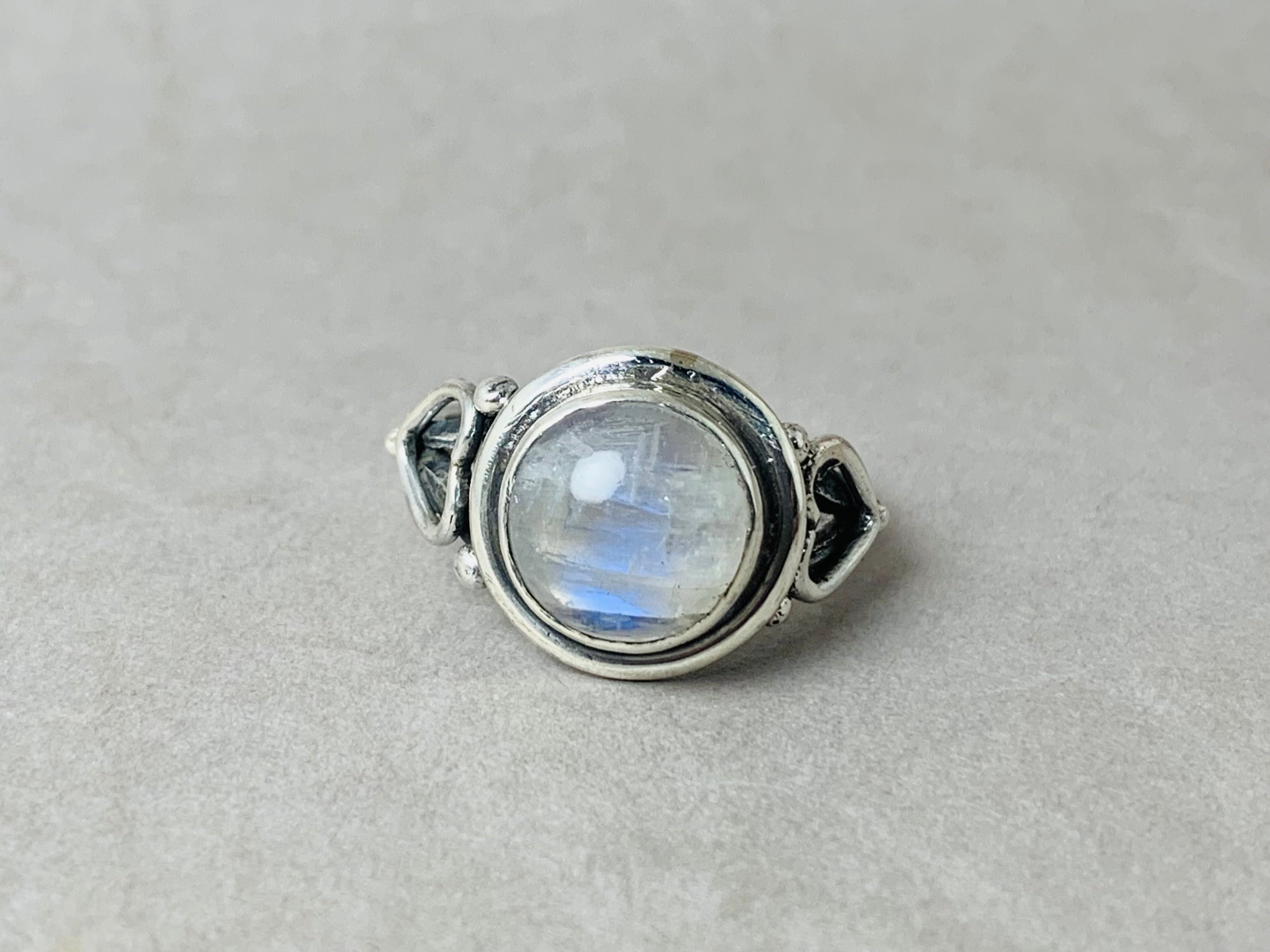 Regenbogen-Mondstein-Ring 925 Sterling Silber Handgefertigter Silberring Juni Geburtssteinring Edelsteinring Blauer Feuer-Mondstein