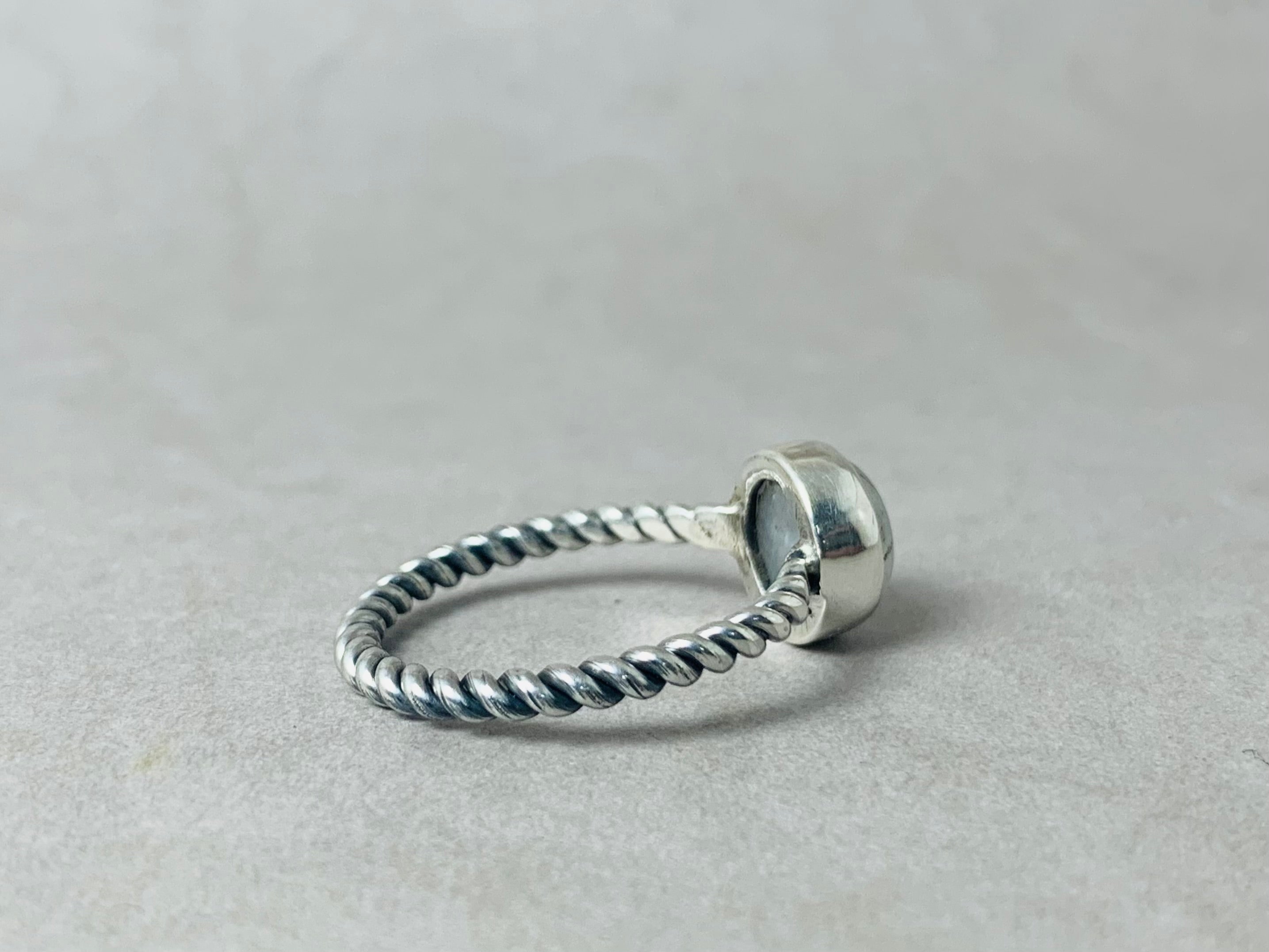 Runder Mondsteinring 925 Silberring Handgemachter Ring Natürlicher Mondstein Juni Geburtssteinring Edelsteinring Yoga Ring