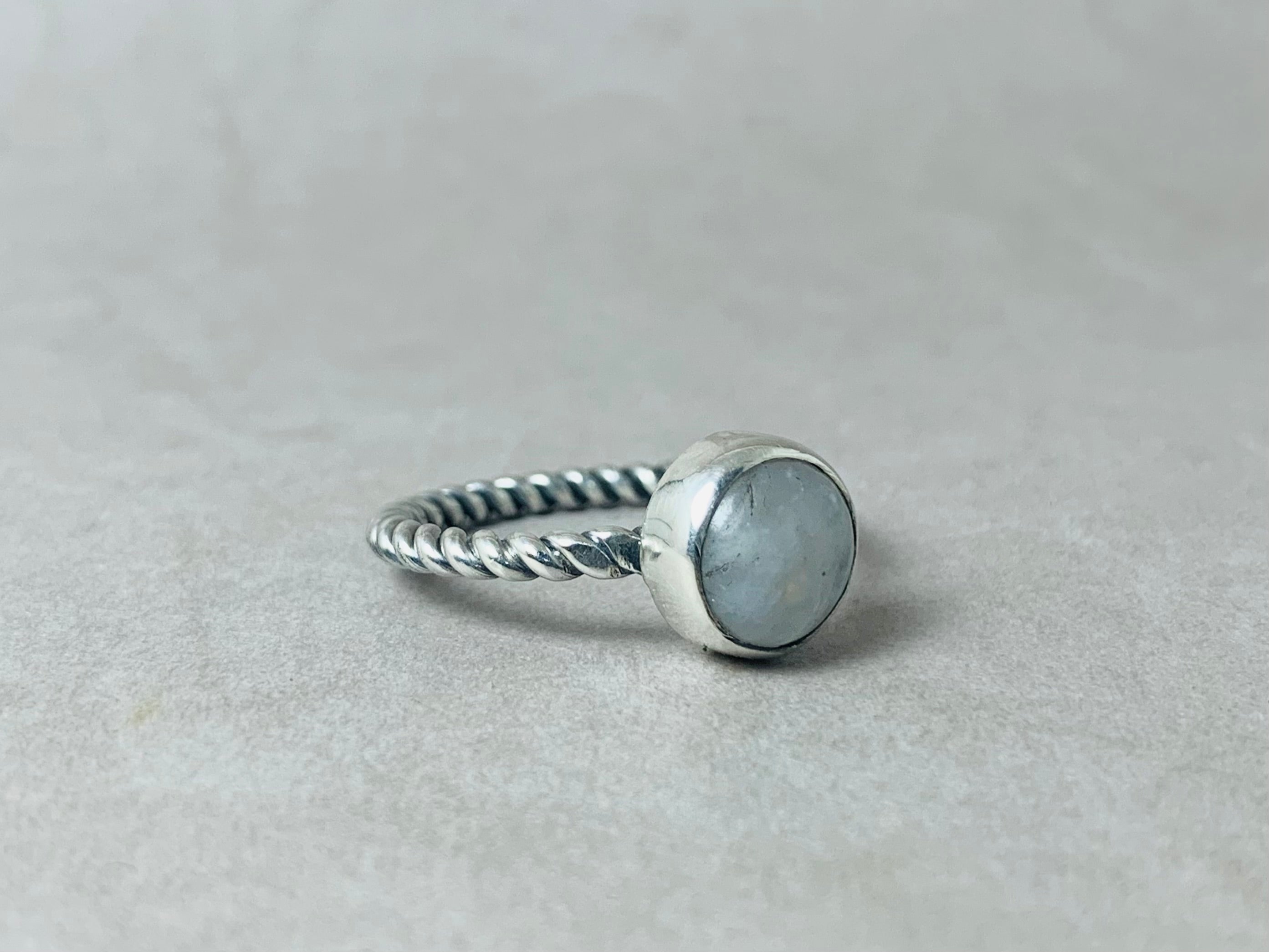 Runder Mondsteinring 925 Silberring Handgemachter Ring Natürlicher Mondstein Juni Geburtssteinring Edelsteinring Yoga Ring