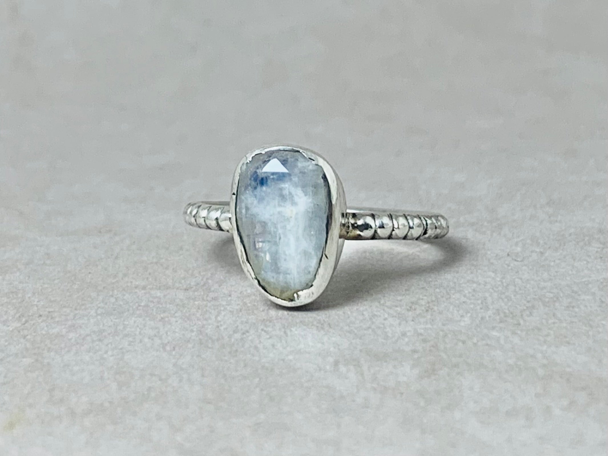 Blauer Mondsteinring 925 Silberring Handgemachter Ring Regenbogen-Mondstein Juni Geburtsstein Frauenring Yoga Ring