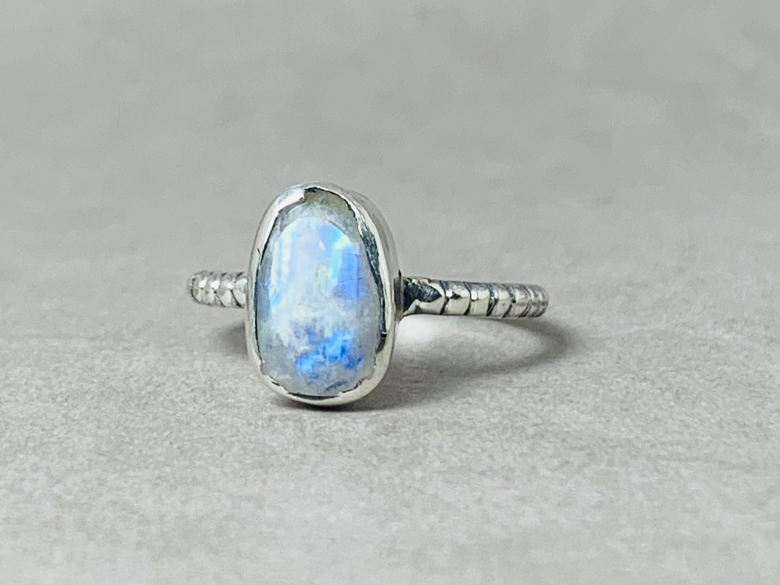 Blauer Mondsteinring 925 Silberring Handgemachter Ring Regenbogen-Mondstein Juni Geburtsstein Frauenring Yoga Ring