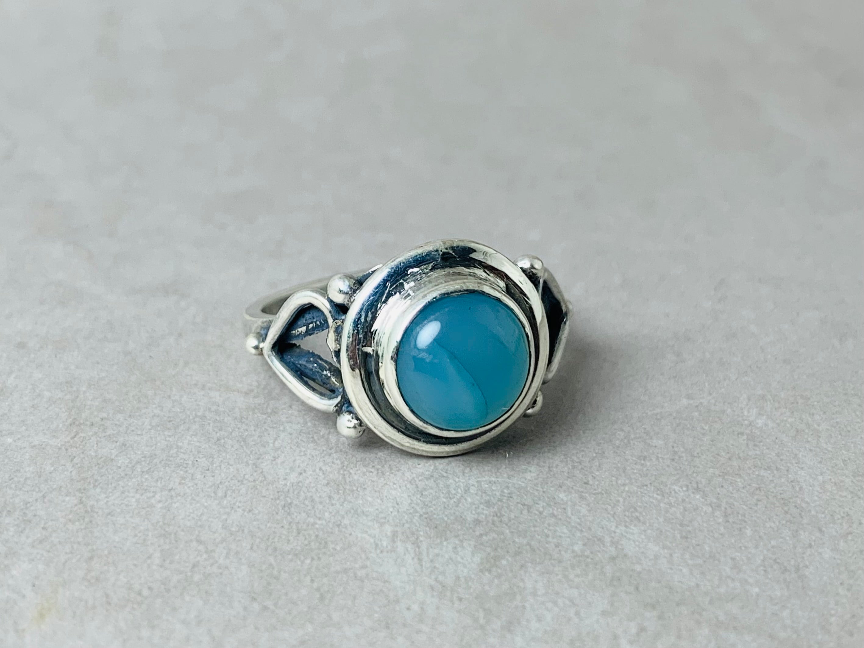 Blauer Chalcedon Ring 925 Silber Ring Handgemachter Silberring Blauer Stein Ring Runder Stein Ring Minimalistischer Ring Moderner Ring