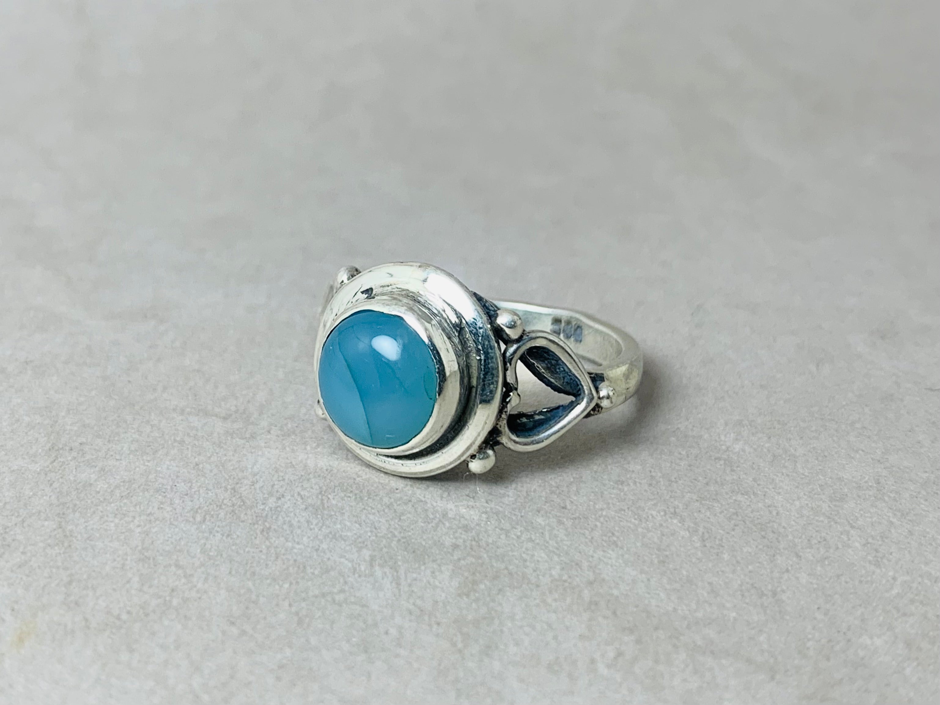 Blauer Chalcedon Ring 925 Silber Ring Handgemachter Silberring Blauer Stein Ring Runder Stein Ring Minimalistischer Ring Moderner Ring
