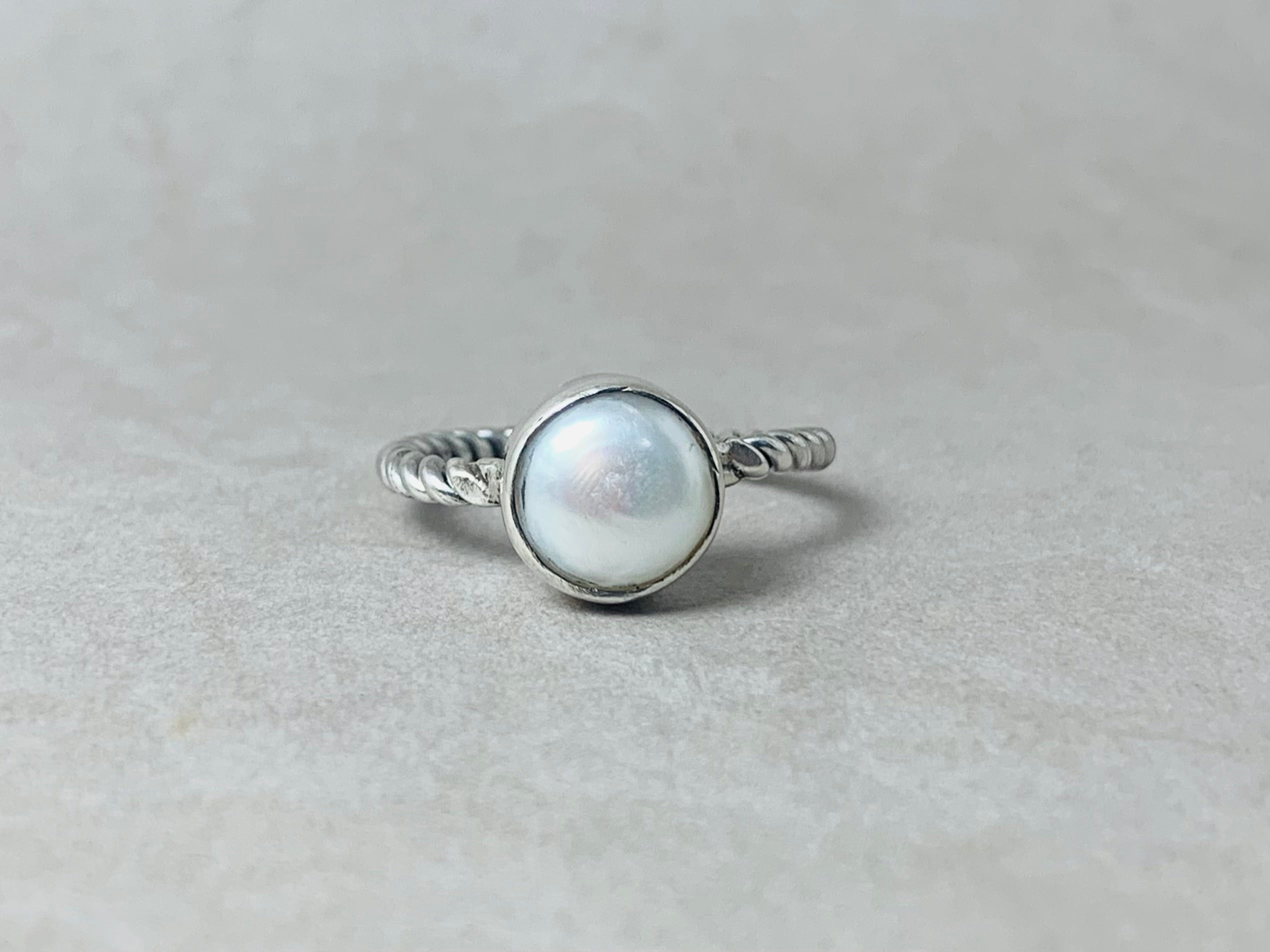 Minimalistischer Perlenring 925er Silberring Süßwasserperlenring Zierlicher Ring Stapelbarer Ring Handgefertigter Silberring Boho Ring