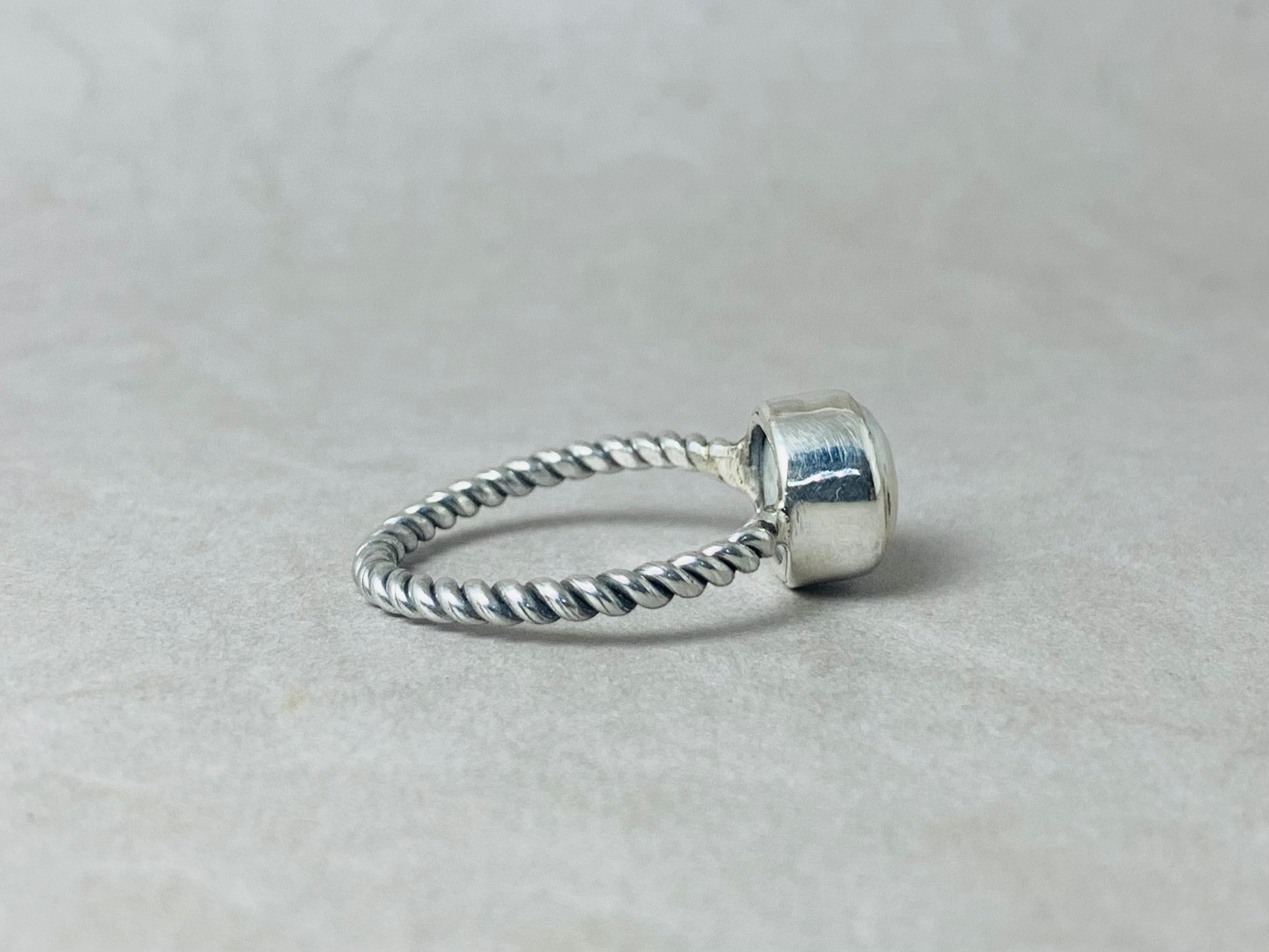 Minimalistischer Perlenring 925er Silberring Süßwasserperlenring Zierlicher Ring Stapelbarer Ring Handgefertigter Silberring Boho Ring