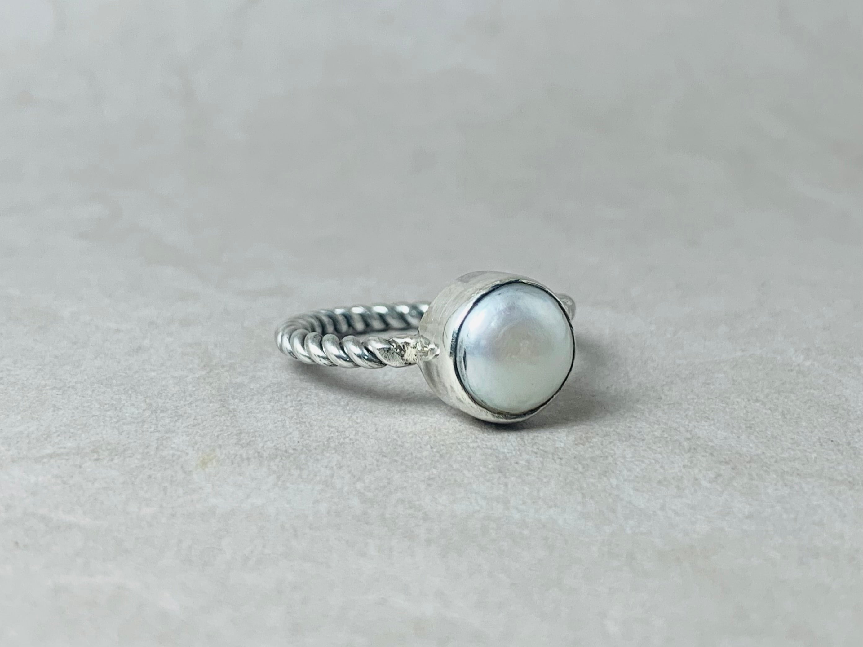 Minimalistischer Perlenring 925er Silberring Süßwasserperlenring Zierlicher Ring Stapelbarer Ring Handgefertigter Silberring Boho Ring