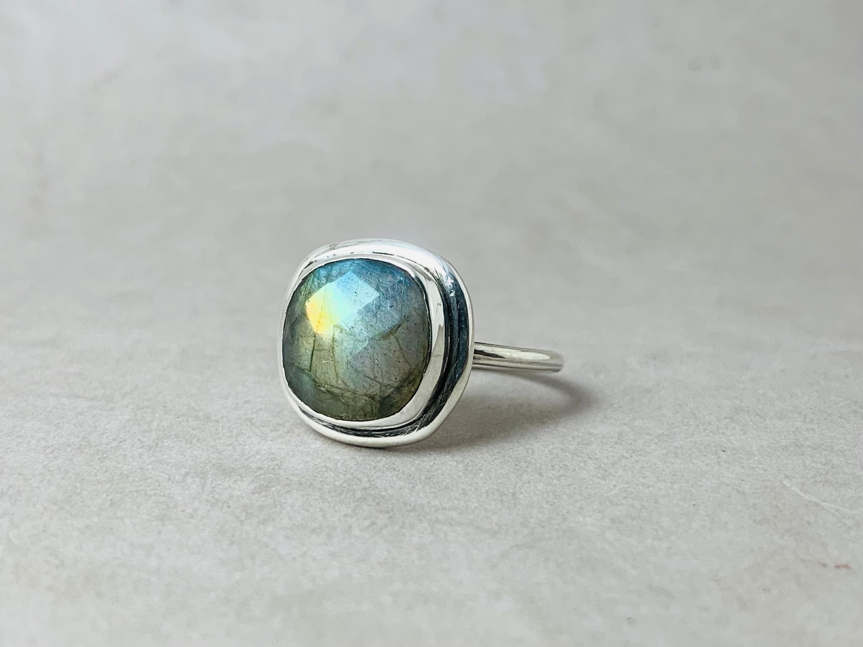 Natürlicher Labradorit Ring 925 Silber Ring Facettierter Quadratischer Edelstein Ring Handgemachter Ring Geschenk Für Sie Stapelring