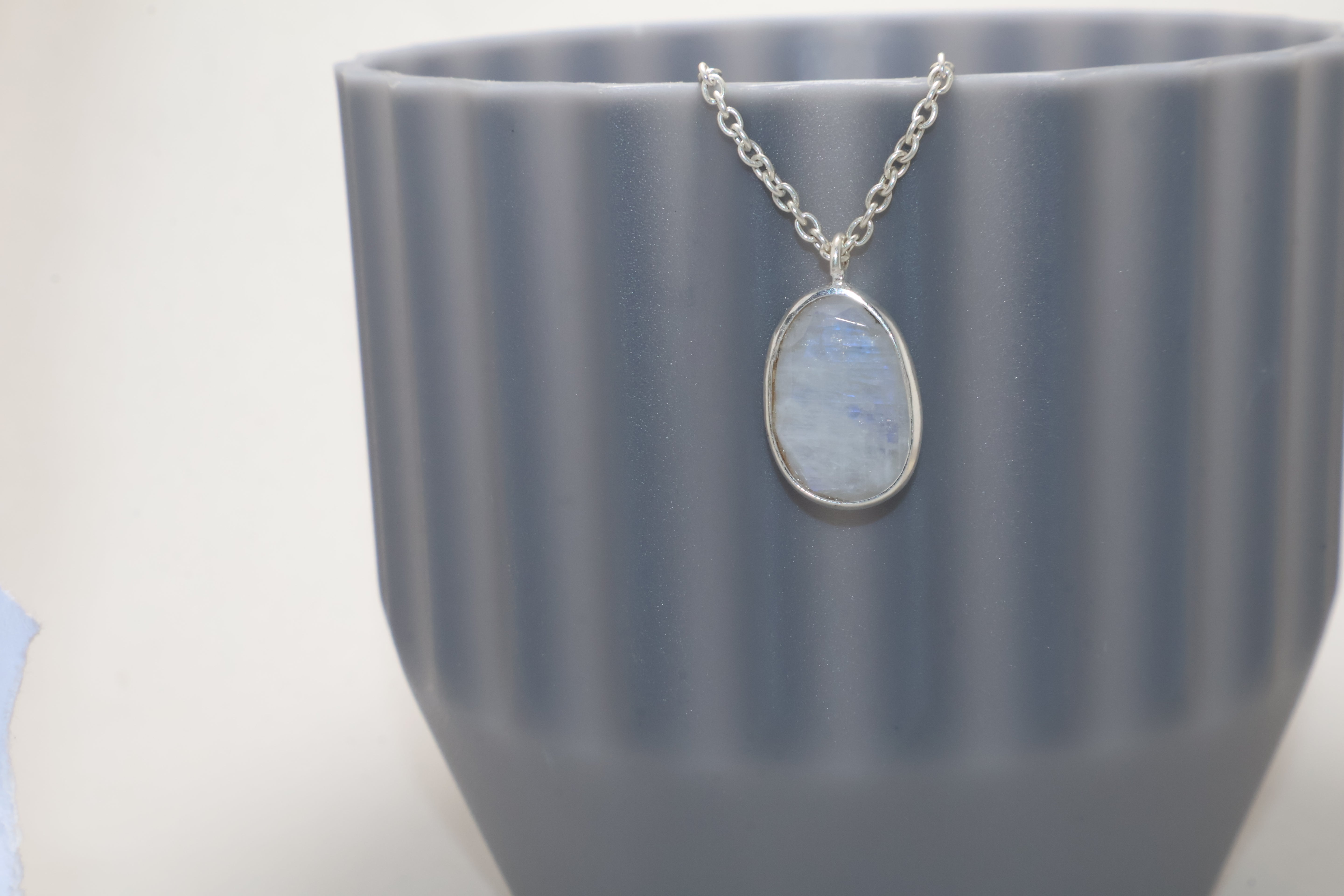 Geschliffene Mondstein Halskette 925 Silber Halskette Regenbogen Mondstein Anhänger für Frauen Damenschmuck Geschenk für Sie Natürlicher Blauer Mondstein