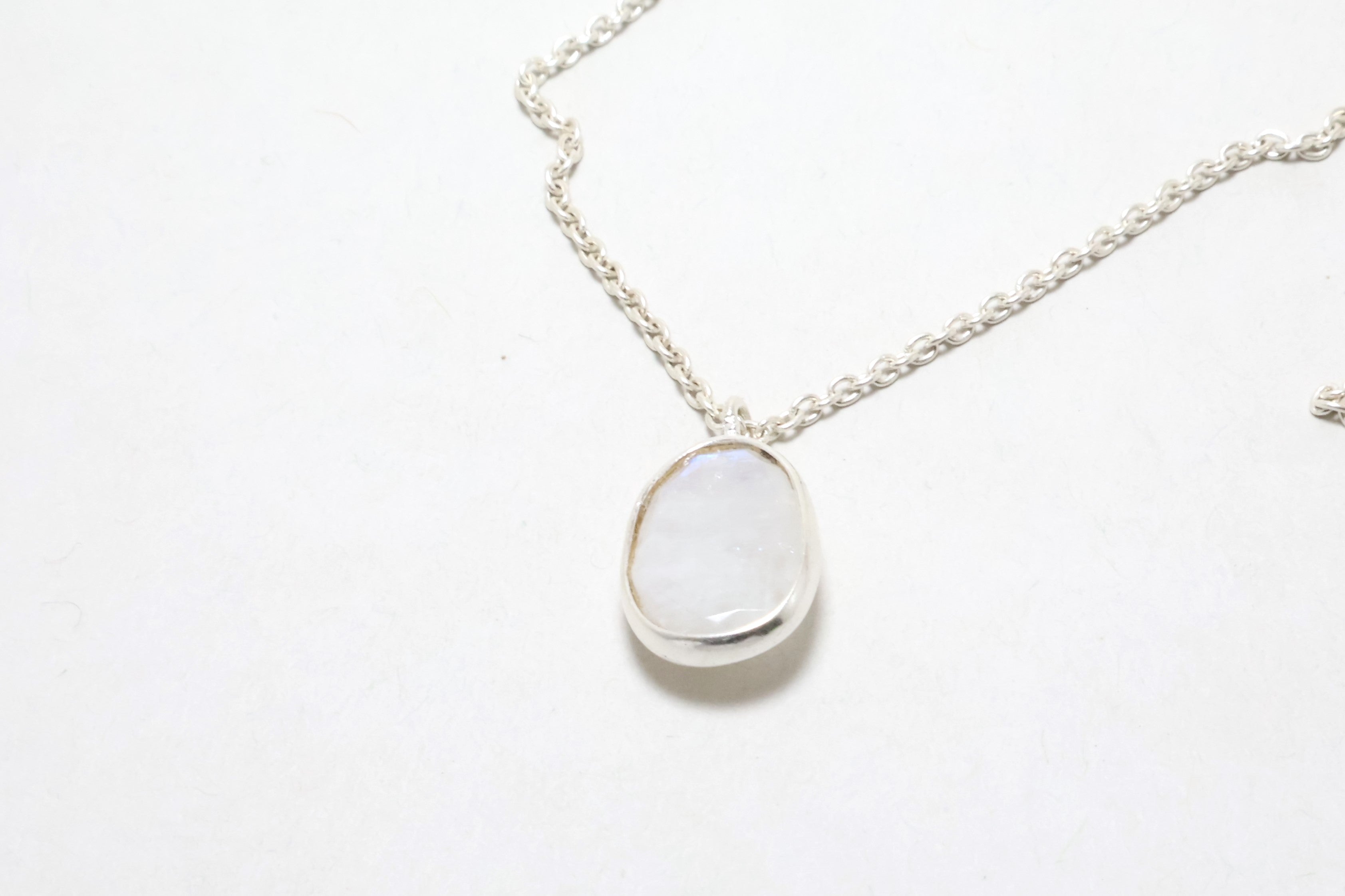 Geschliffene Mondstein Halskette 925 Silber Halskette Regenbogen Mondstein Anhänger für Frauen Damenschmuck Geschenk für Sie Natürlicher Blauer Mondstein