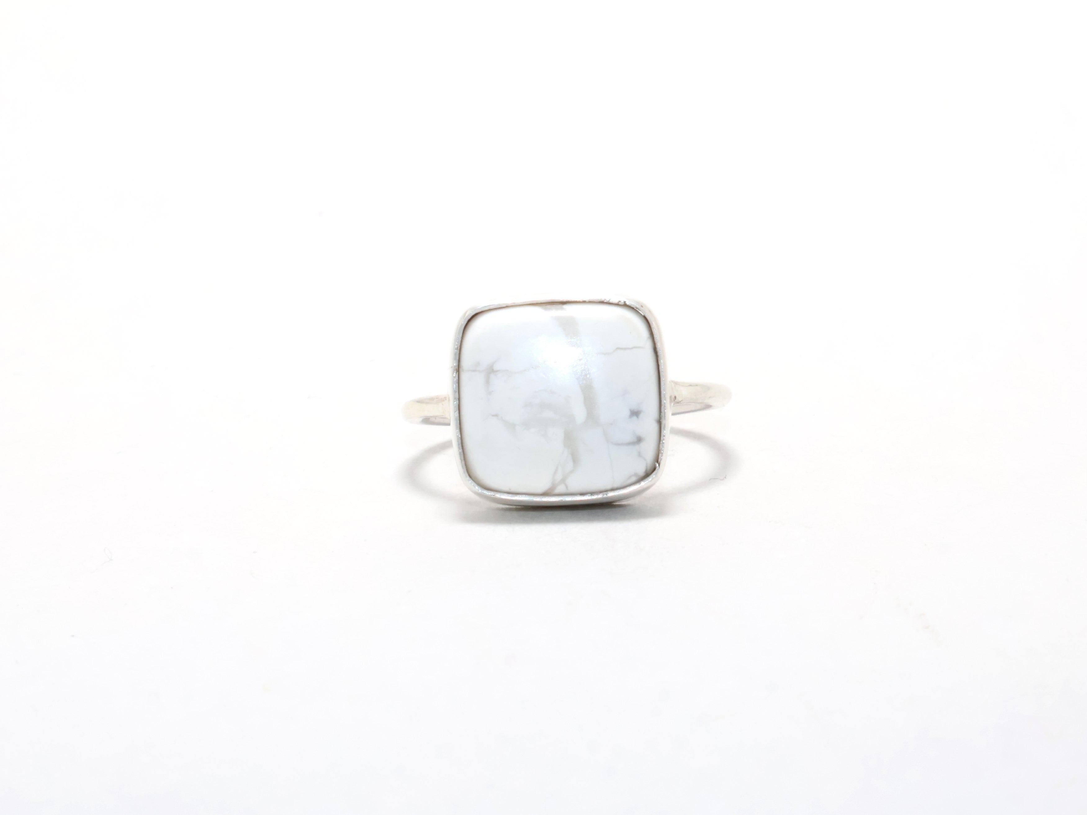 Natürlicher weißer Howlith-Ring Angst-Ring Zierlicher Ring Silber Designer Ring Geburtssteinring Versprechensring Boho-Ring