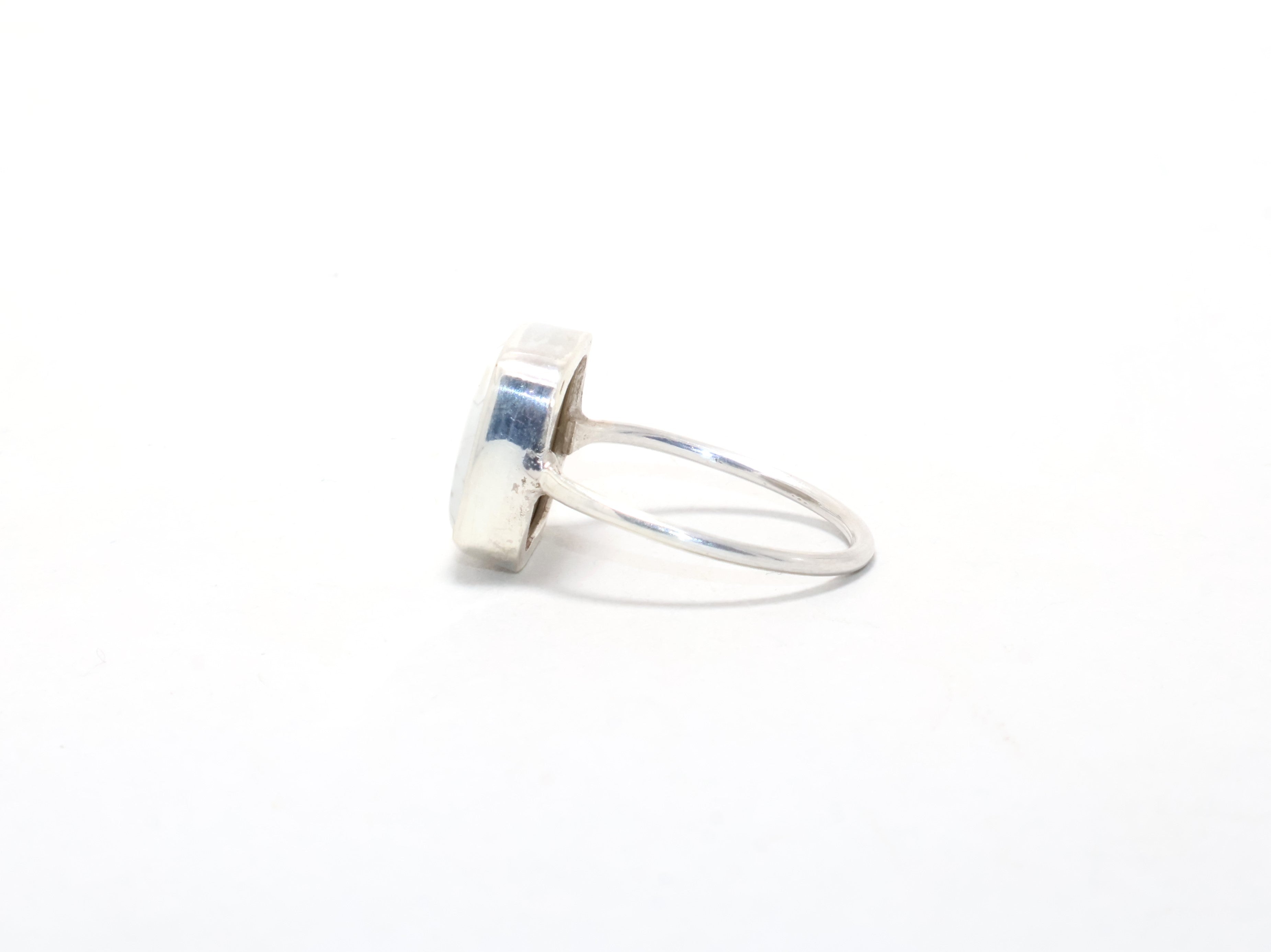 Natürlicher weißer Howlith-Ring Angst-Ring Zierlicher Ring Silber Designer Ring Geburtssteinring Versprechensring Boho-Ring