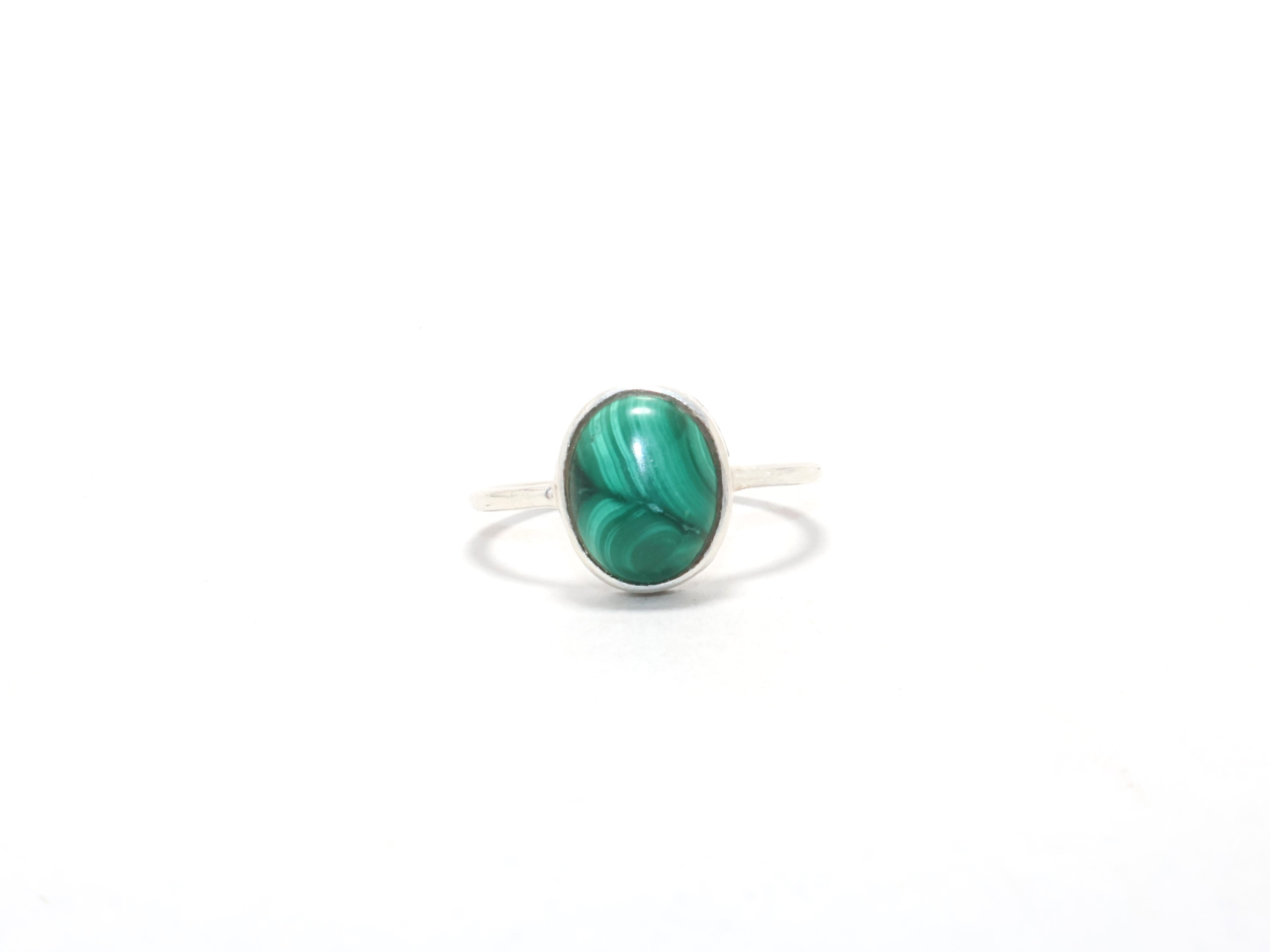 Ovale Malachit Ring Zierlicher Ring Geburtstagsring Grüner Edelsteinring Designer-Ring Geburtssteinring Versprechensring Geschenk für Mama 925 Silberring