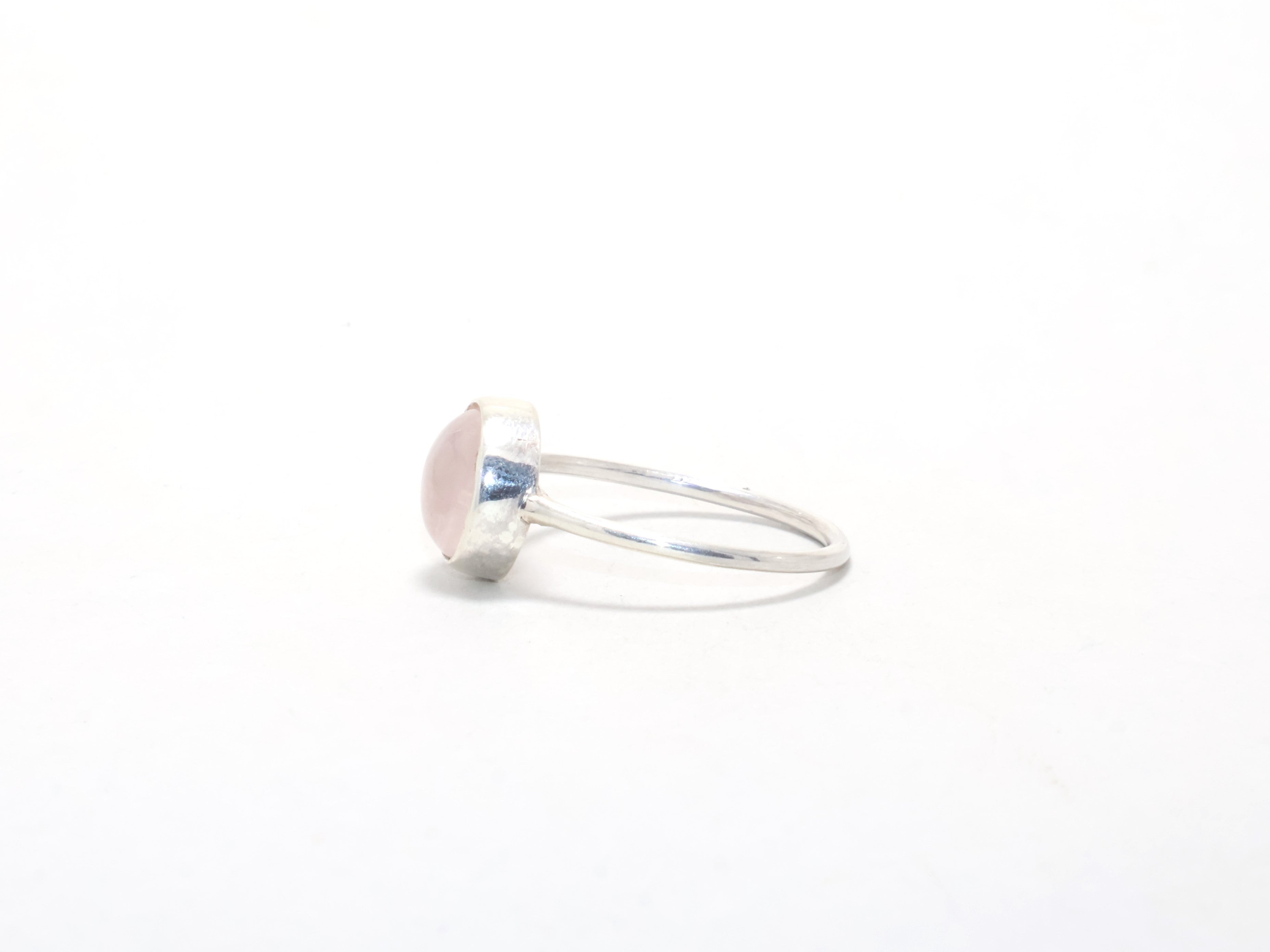 Natürlicher Rosenquarz-Ring Minimalistischer Ring Rosa Edelstein Verlobungsring Geschenk für Sie Boho Ring Damenschmuck Geschenkidee