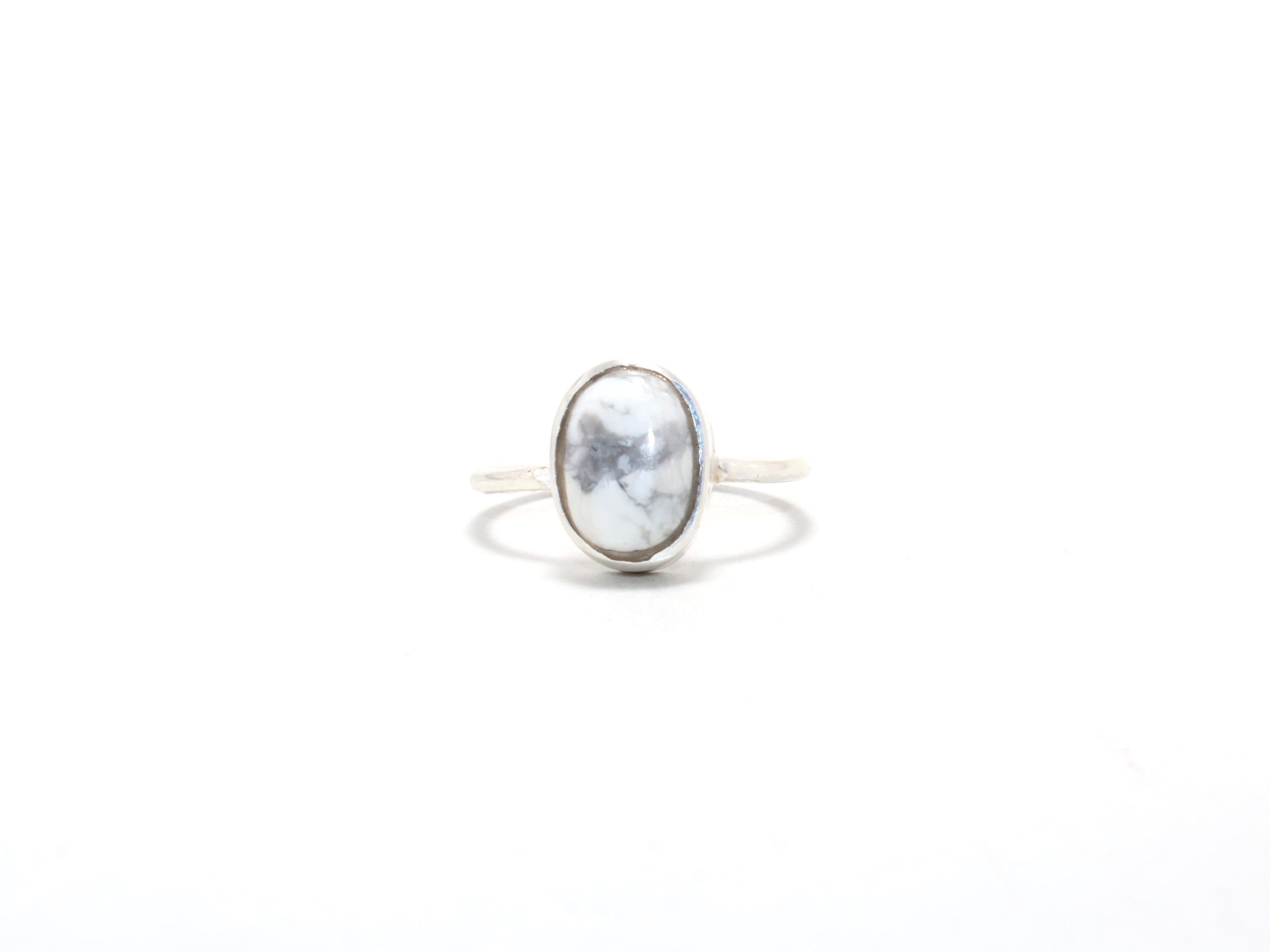 Weißer Howlith Ring Minimalistischer Ring Handgemachter Ring Edelstein Ring Böhmischer Designer Ring Geschenk Für Sie
