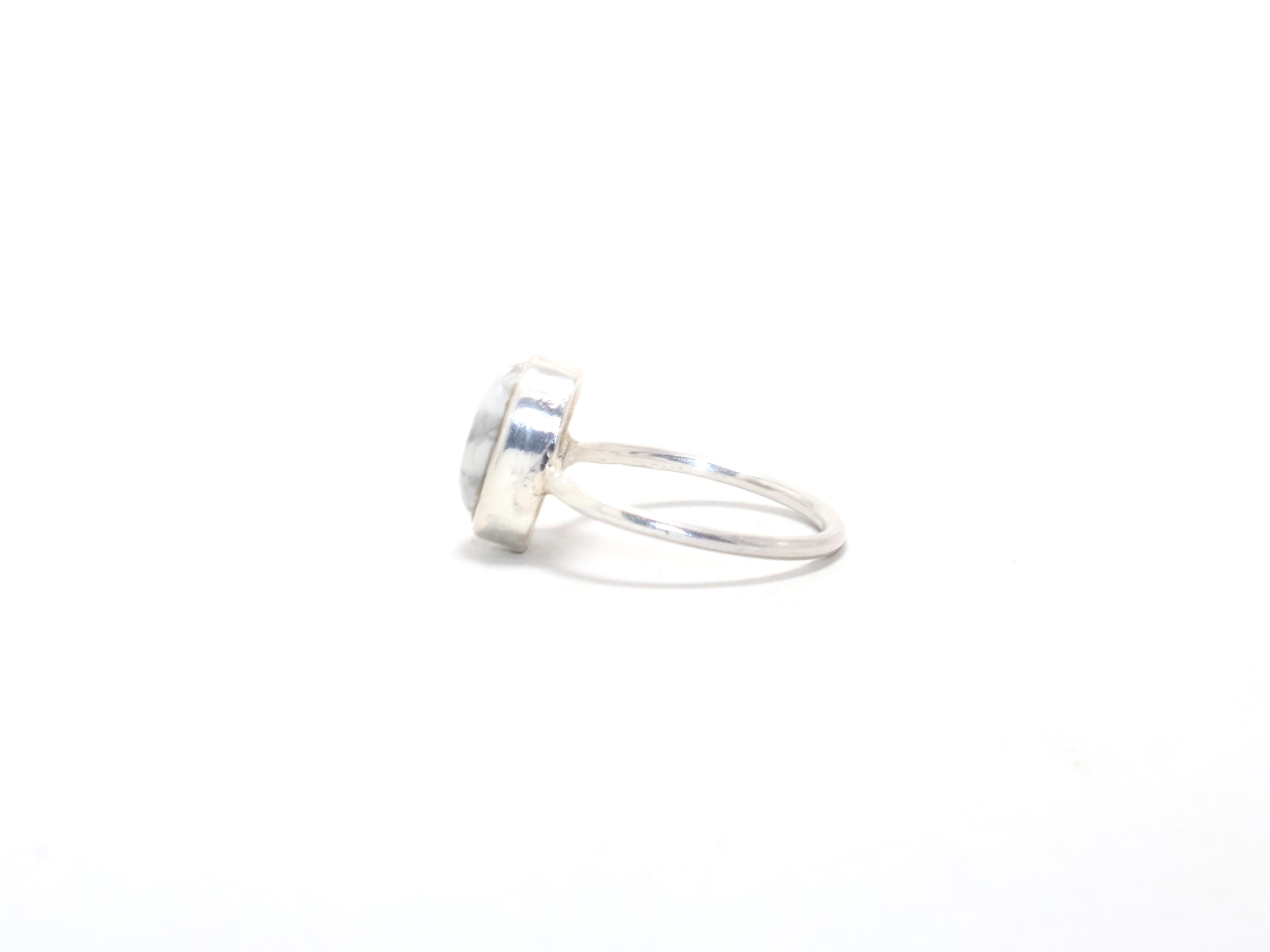 Weißer Howlith Ring Minimalistischer Ring Handgemachter Ring Edelstein Ring Böhmischer Designer Ring Geschenk Für Sie