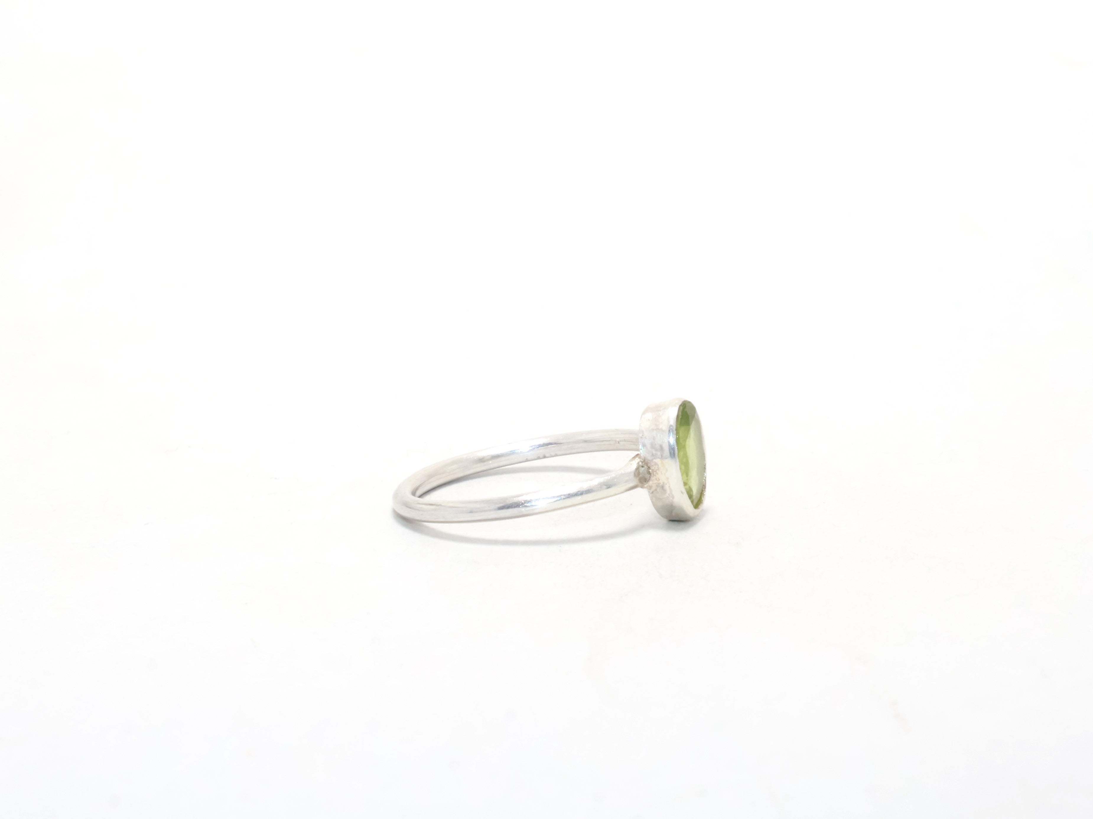 Natürlicher Peridot-Ring August Geburtsstein Edelsteinring Zierlicher Versprechensring Designerring Stapelring