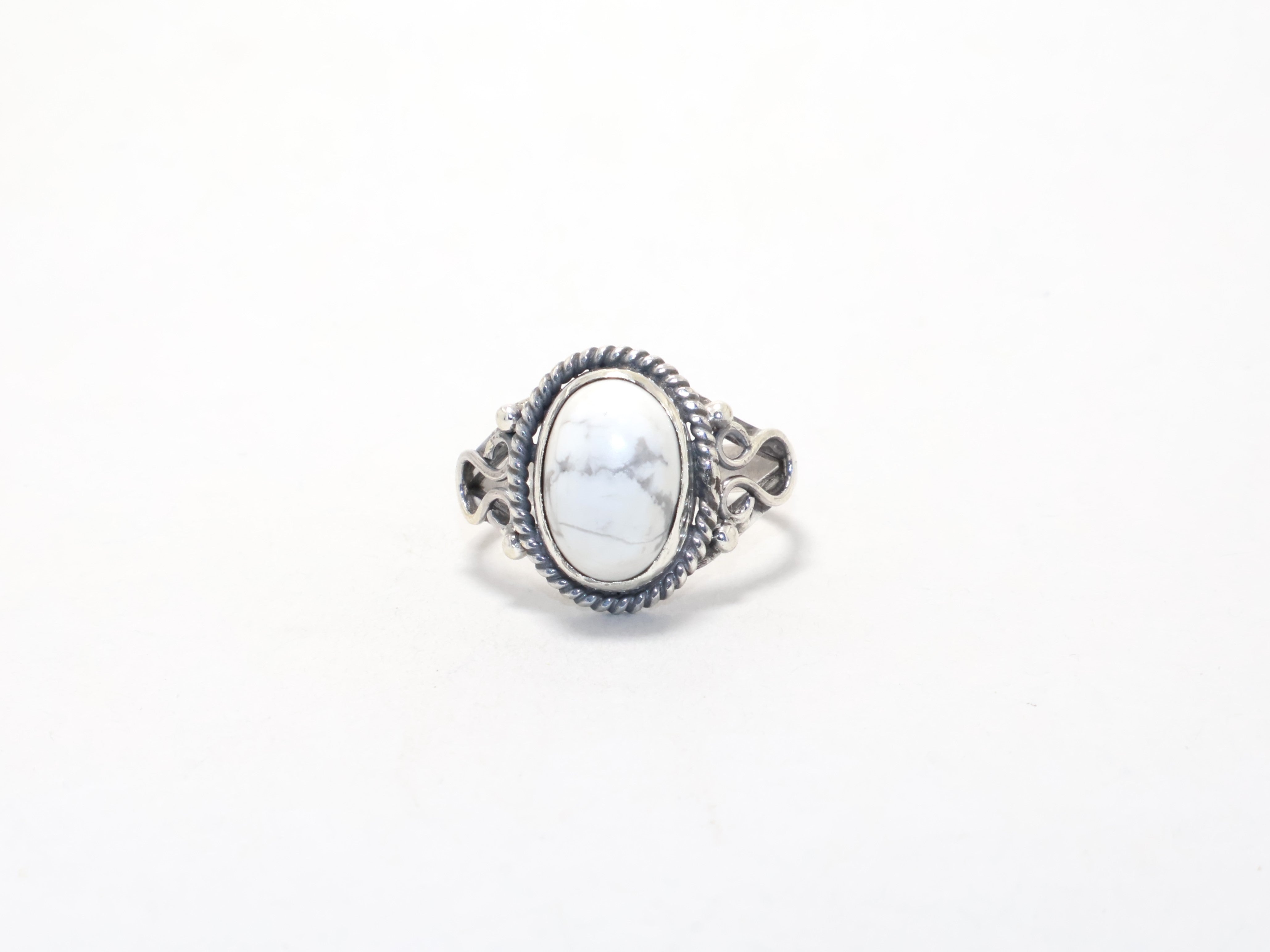 Ring aus natürlichem weißem Howlith, 925er Sterlingsilber, Versprechensring, Geburtsstein-Ring, Silberschmuck, Boho-Ring, Designer-Ring