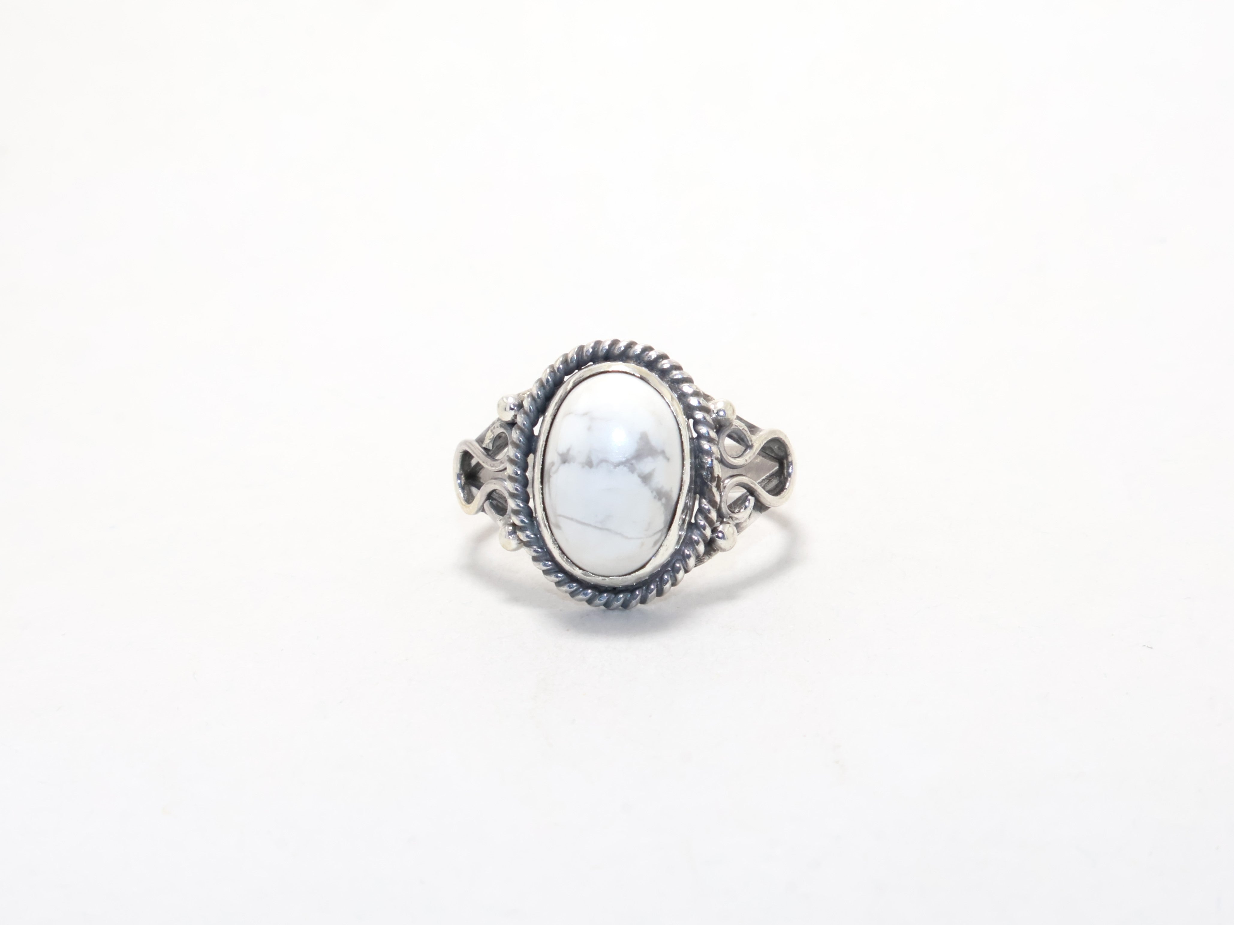 Ring aus natürlichem weißem Howlith, 925er Sterlingsilber, Versprechensring, Geburtsstein-Ring, Silberschmuck, Boho-Ring, Designer-Ring