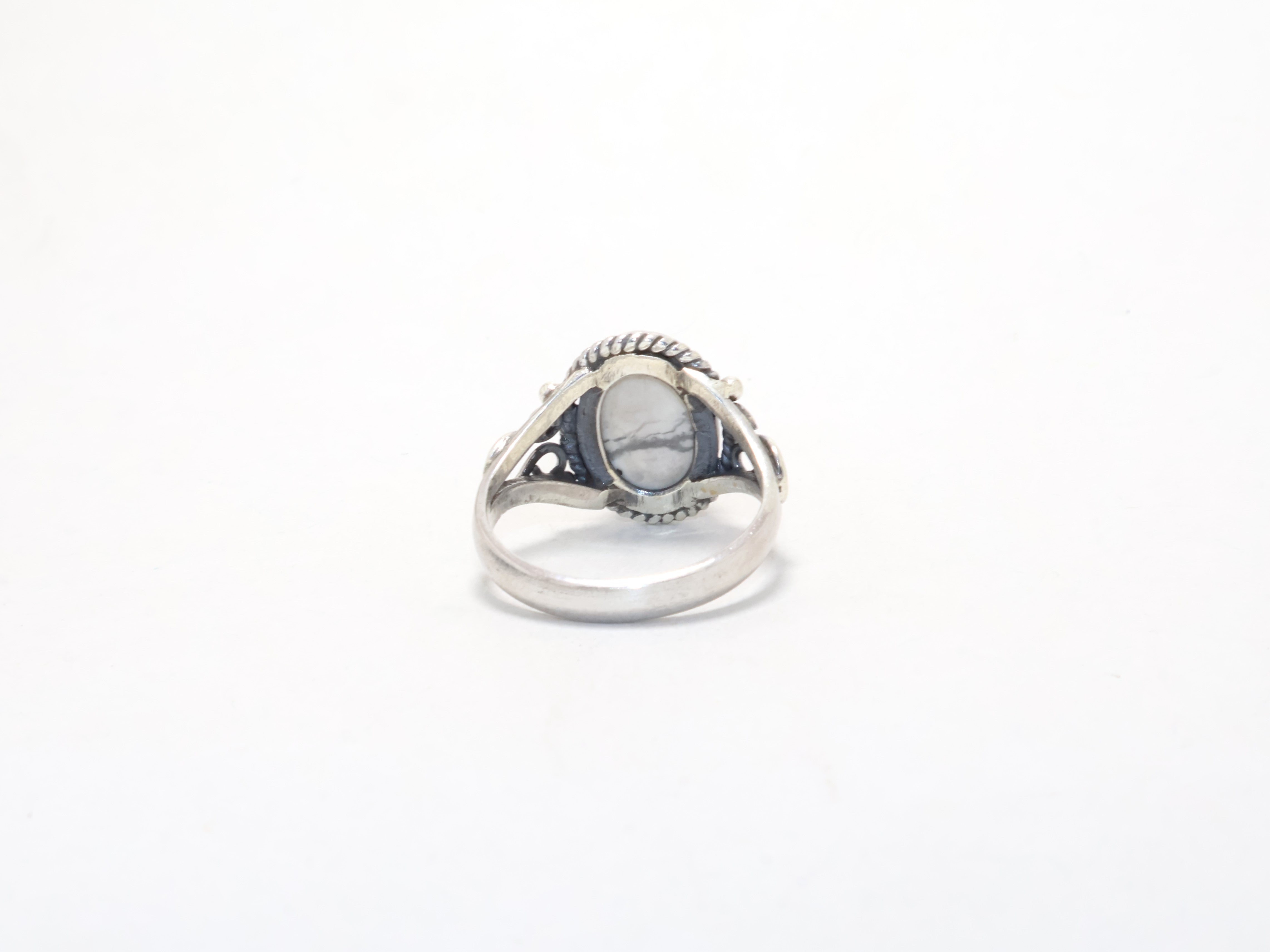 Ring aus natürlichem weißem Howlith, 925er Sterlingsilber, Versprechensring, Geburtsstein-Ring, Silberschmuck, Boho-Ring, Designer-Ring