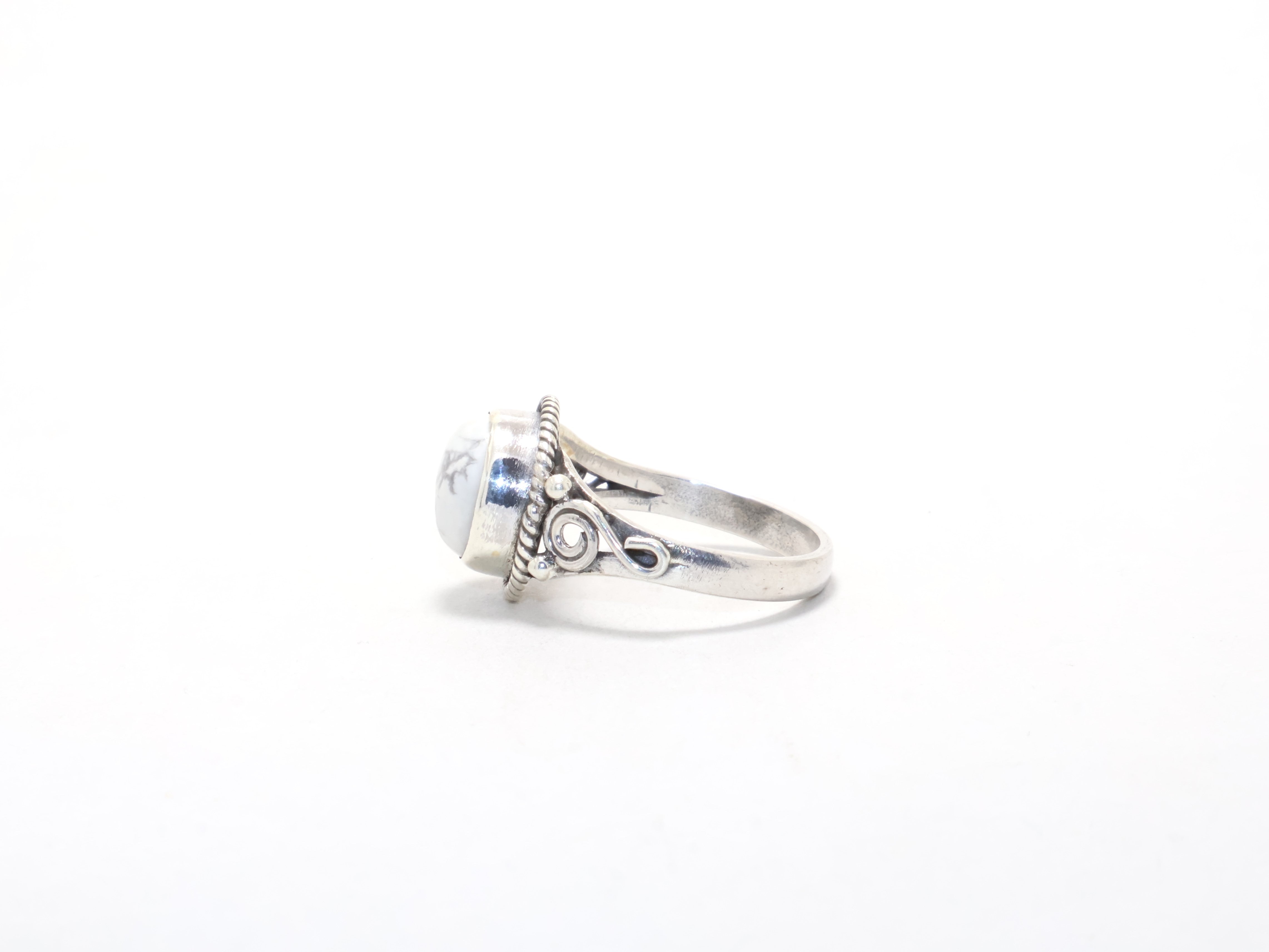 Echter Howlith-Ring, 925er Sterlingsilber-Ring, Cocktailring, Geschenkidee, handgefertigter minimalistischer Ring
