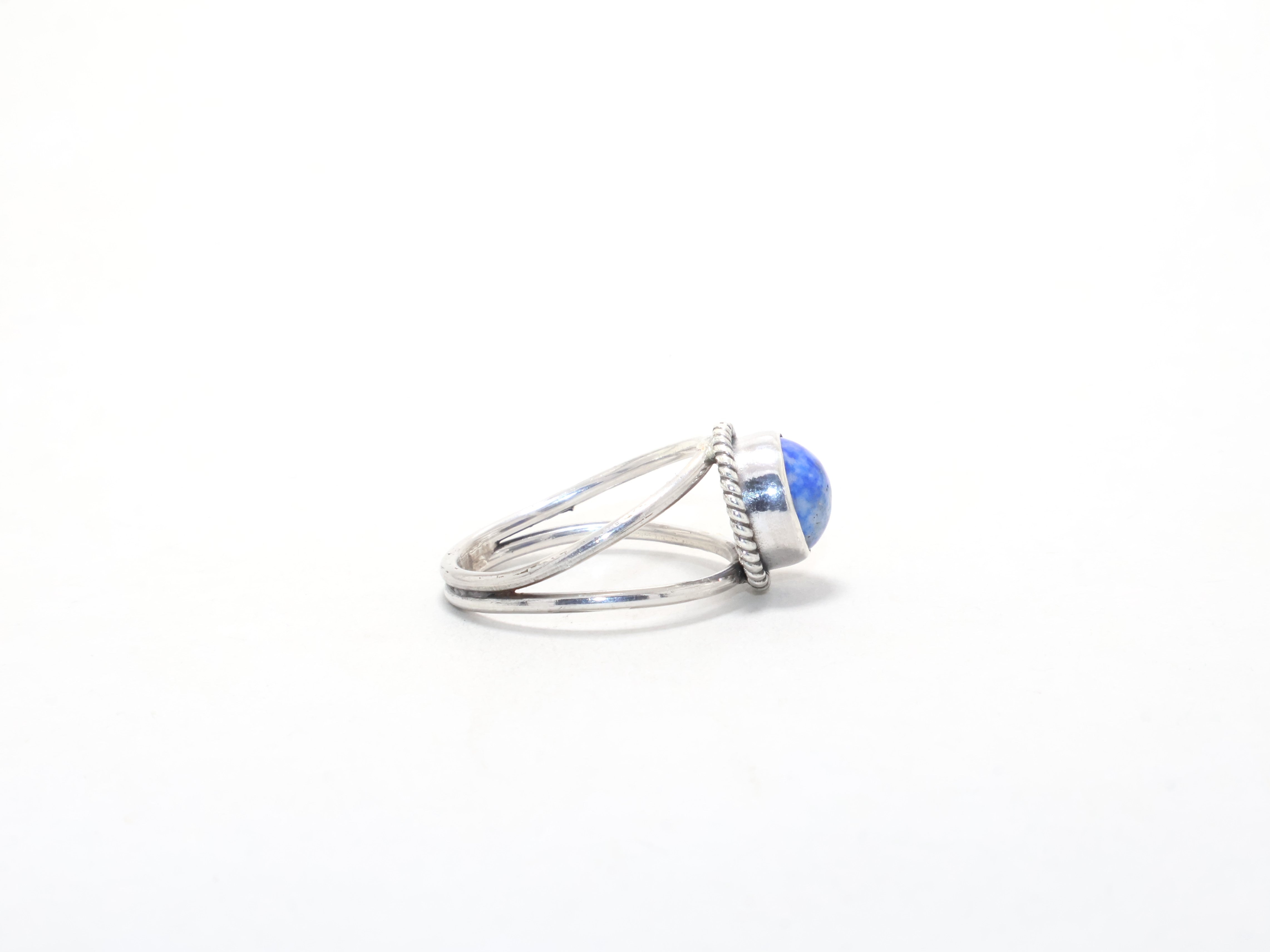 Runder Lapislazuli Cocktailring Versprechensring Zierlicher handgemachter Böhmischer Ring Edelsteinring