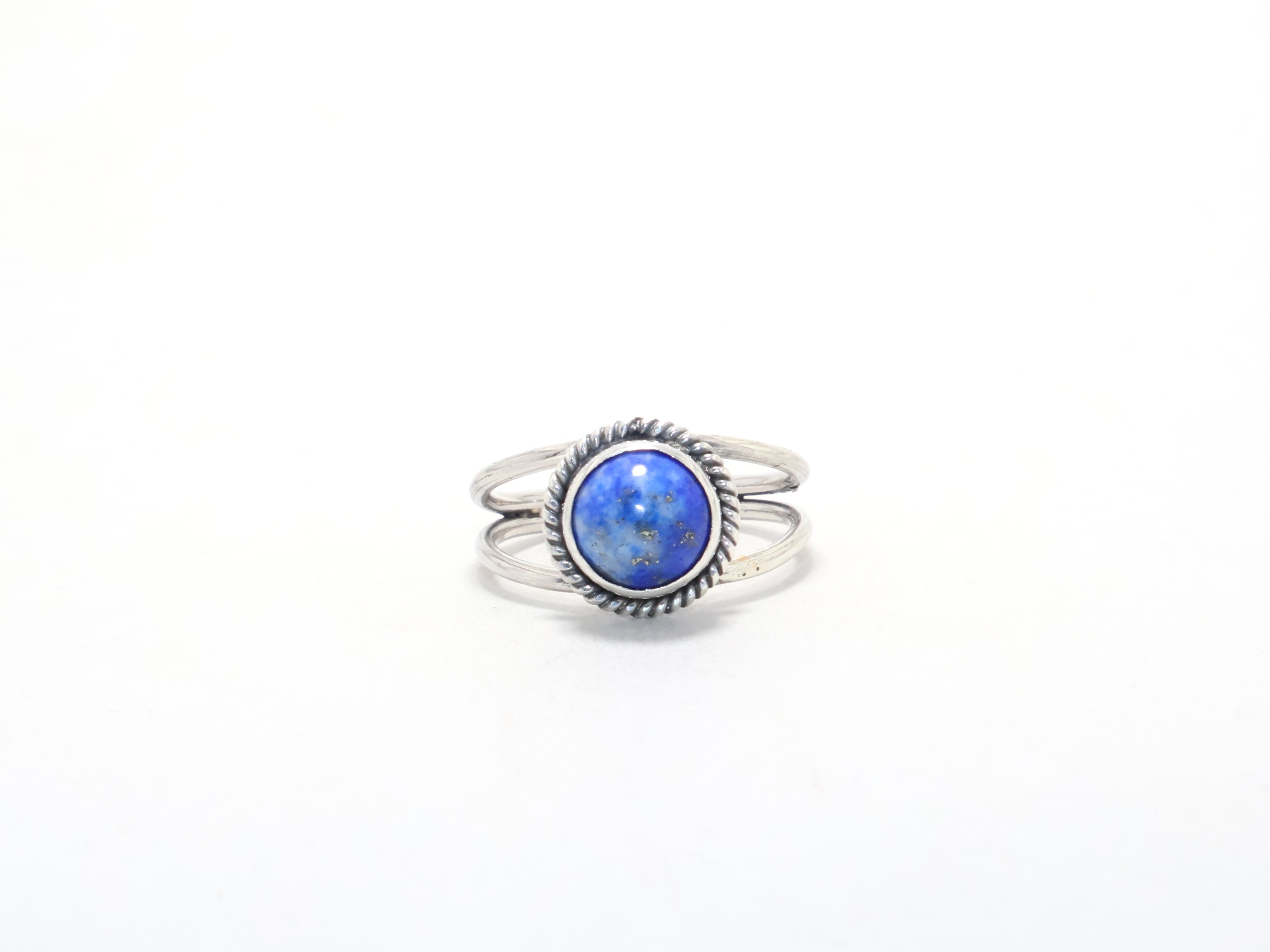 Runder Lapislazuli Cocktailring Versprechensring Zierlicher handgemachter Böhmischer Ring Edelsteinring