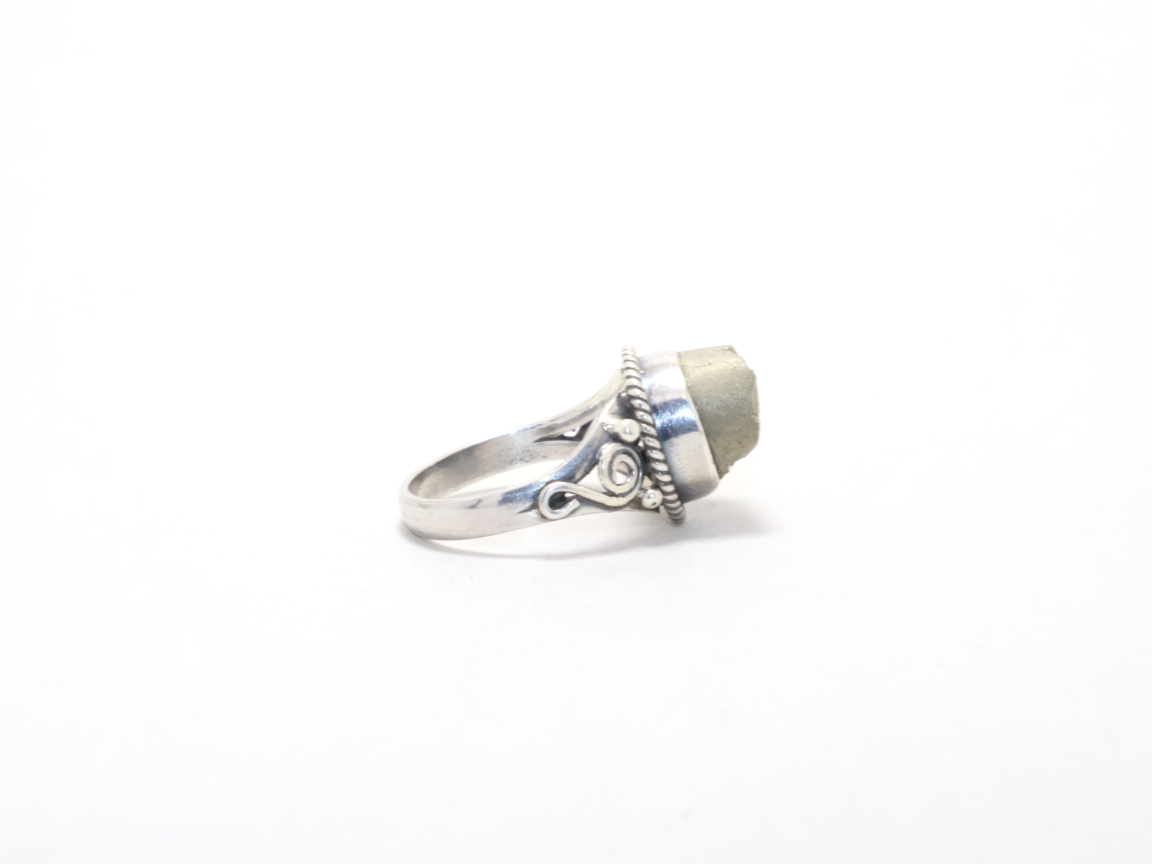 Designer roher Pyrit Ring Juli Geburtsstein Ring Cocktailring Minimalistischer Ring Stapelring 925 Sterling Silber