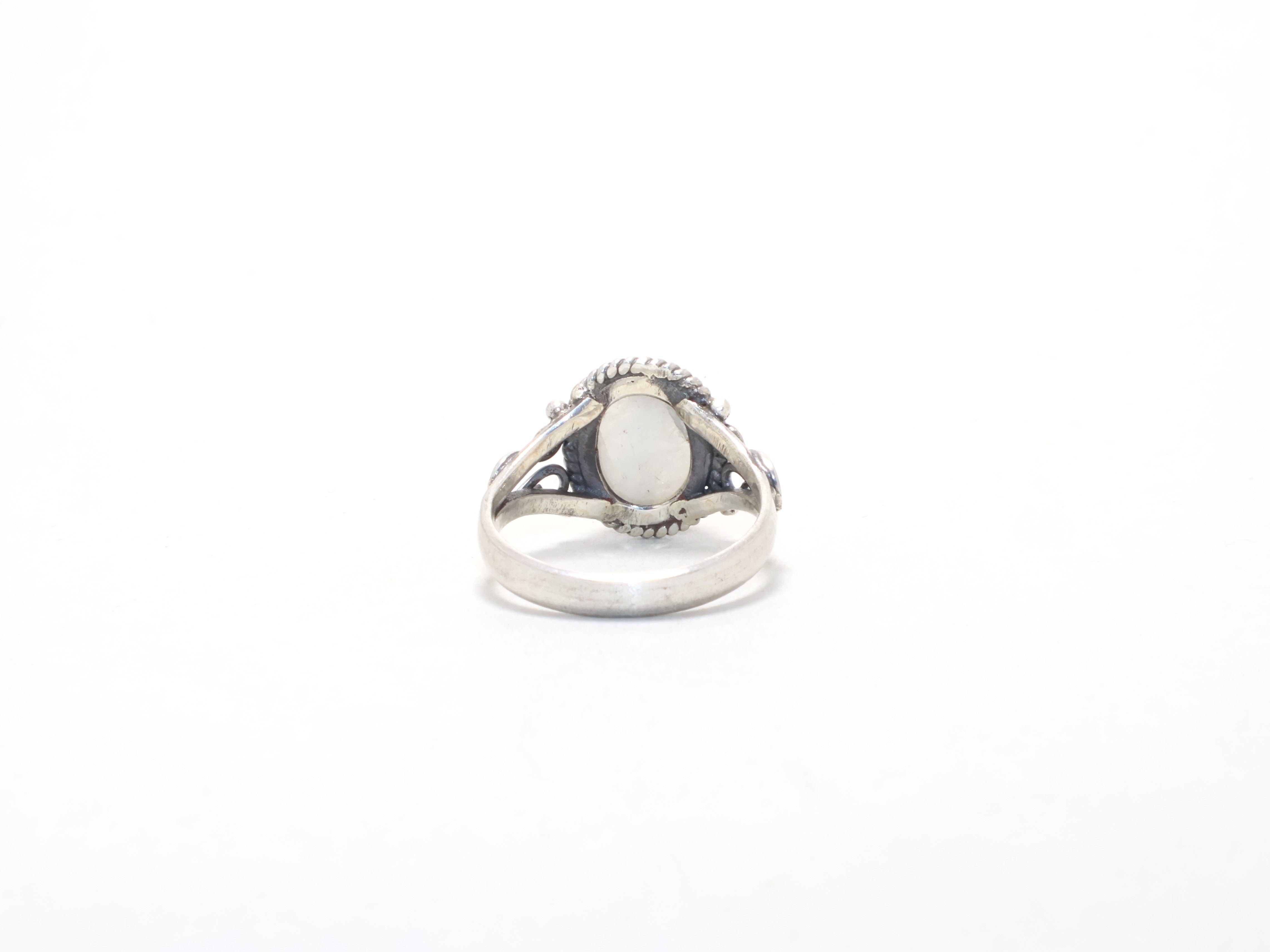 Ovale Regenbogen-Mondstein-Ring Juni Geburtsstein 925 Sterling Silber Handgemachter Stapelring Minimalistischer Ring