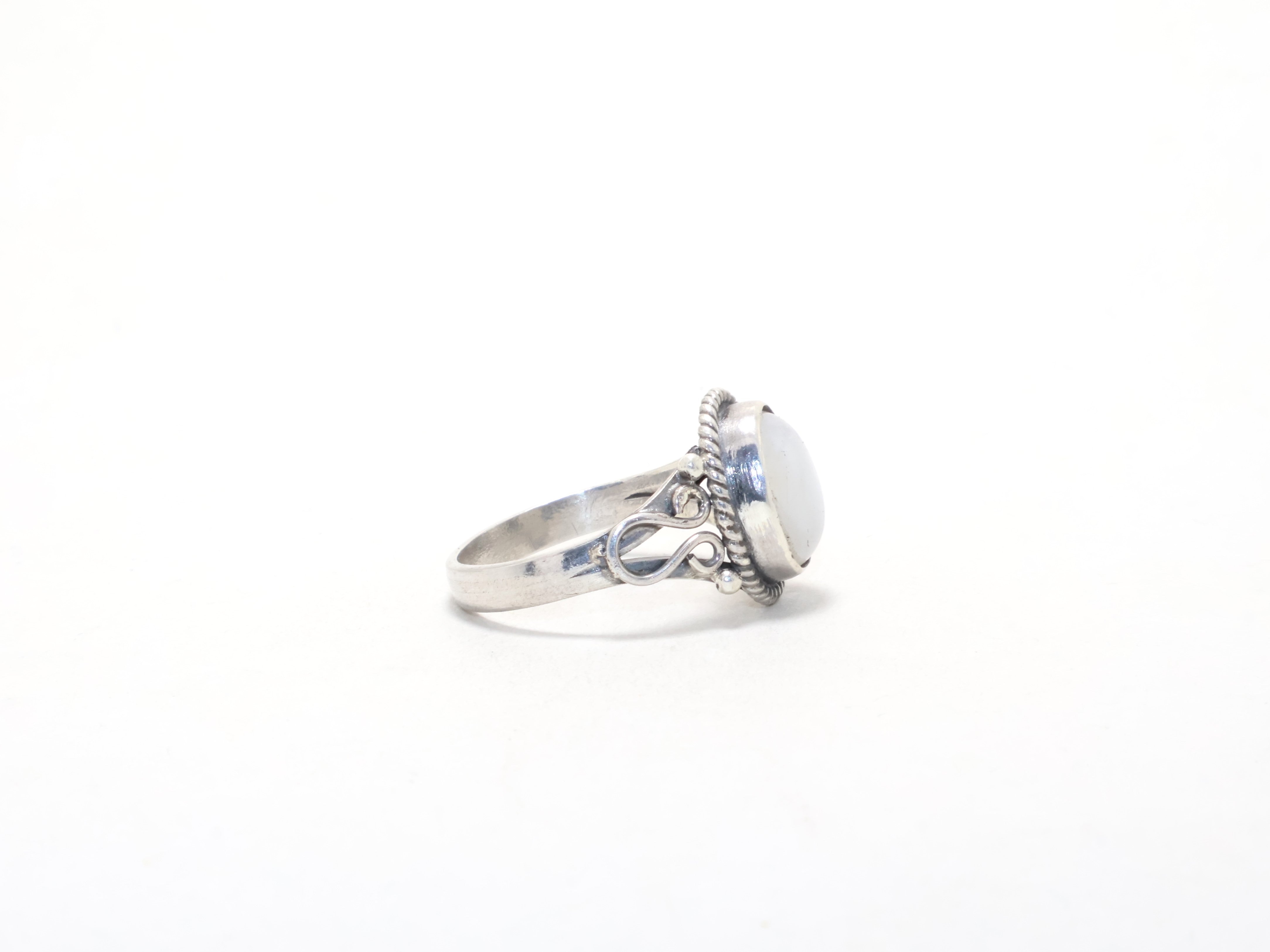 Ovale Regenbogen-Mondstein-Ring Juni Geburtsstein 925 Sterling Silber Handgemachter Stapelring Minimalistischer Ring