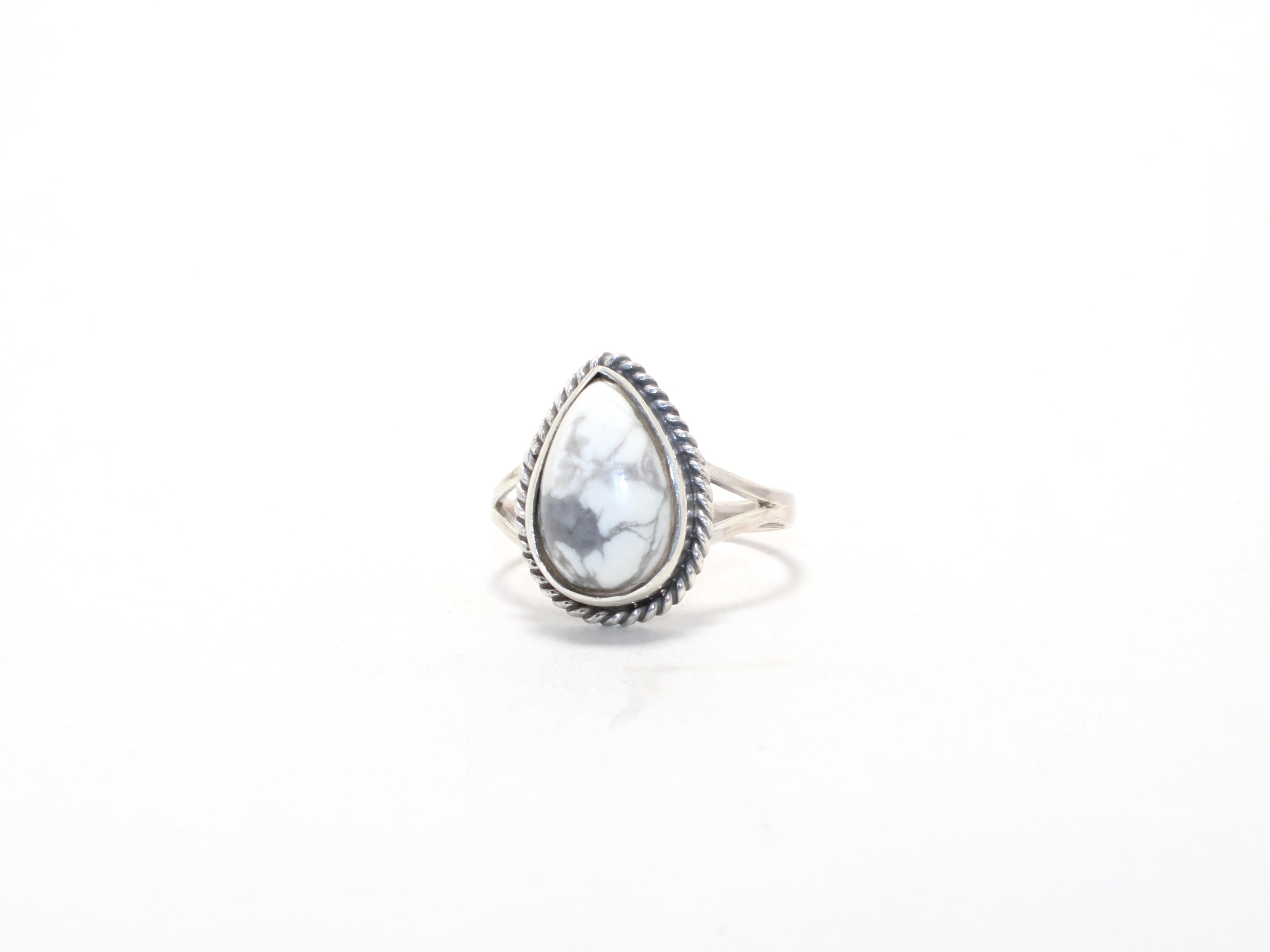 Birnenförmiger Weißer Howlith Ring Minimalistischer Ring Edelsteinring 925 Silberring Geburtssteinring Geschenk für Sie
