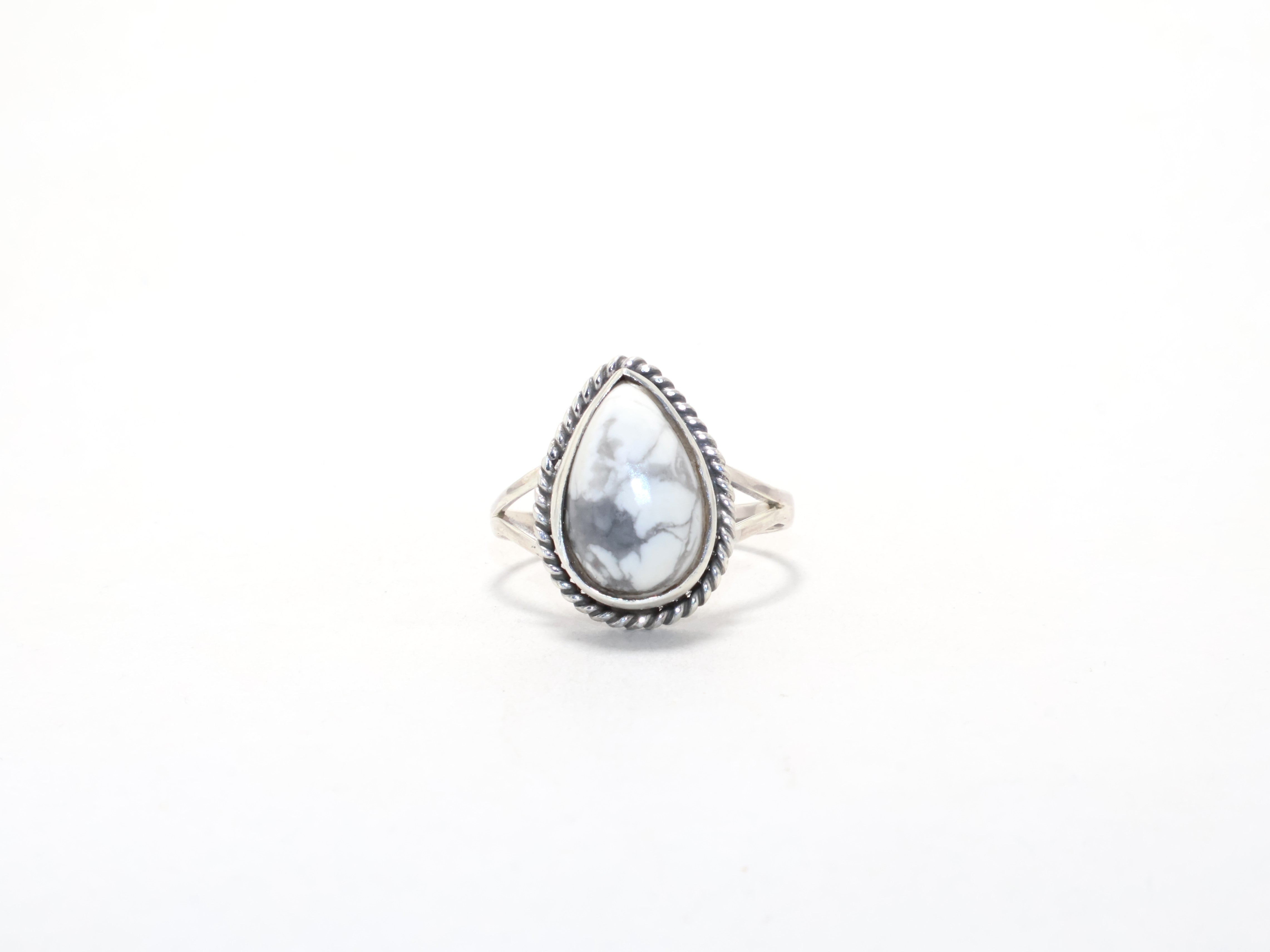 Birnenförmiger Weißer Howlith Ring Minimalistischer Ring Edelsteinring 925 Silberring Geburtssteinring Geschenk für Sie
