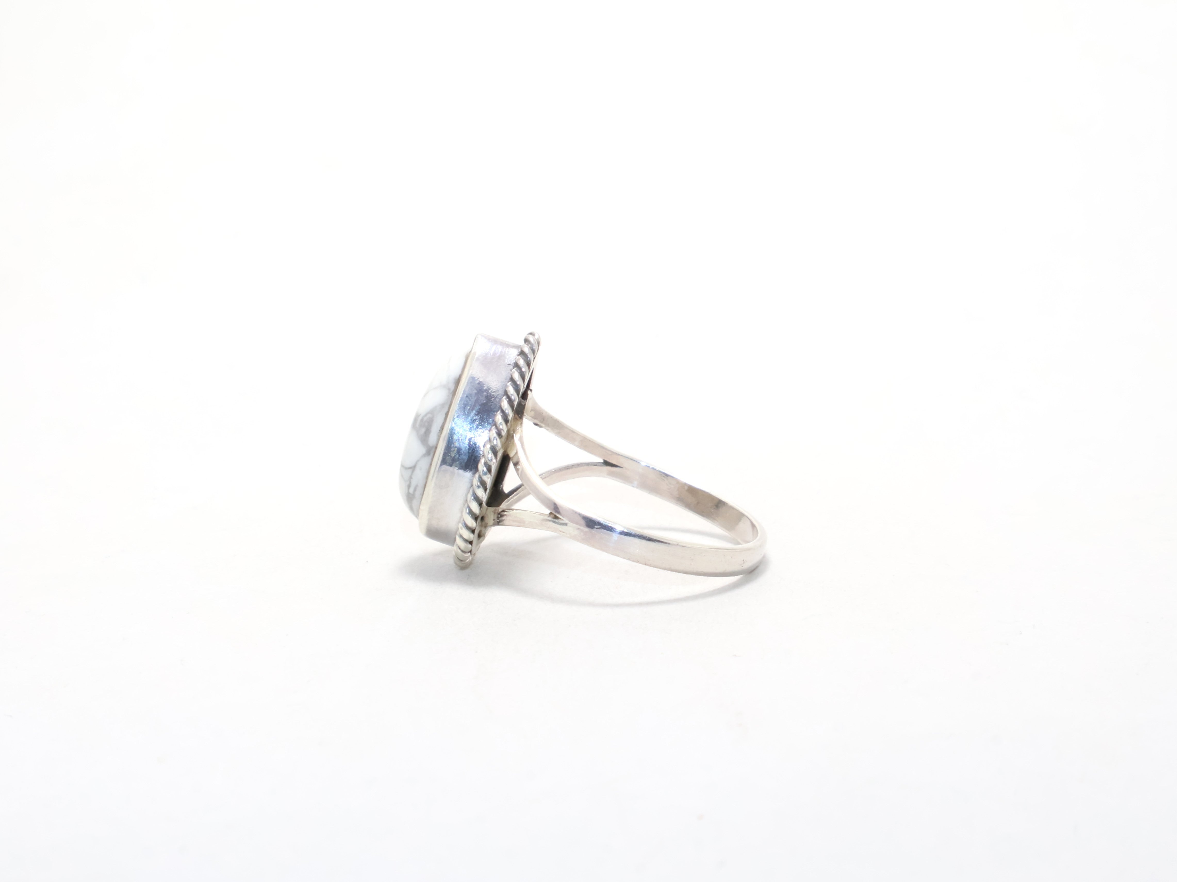 Birnenförmiger Weißer Howlith Ring Minimalistischer Ring Edelsteinring 925 Silberring Geburtssteinring Geschenk für Sie