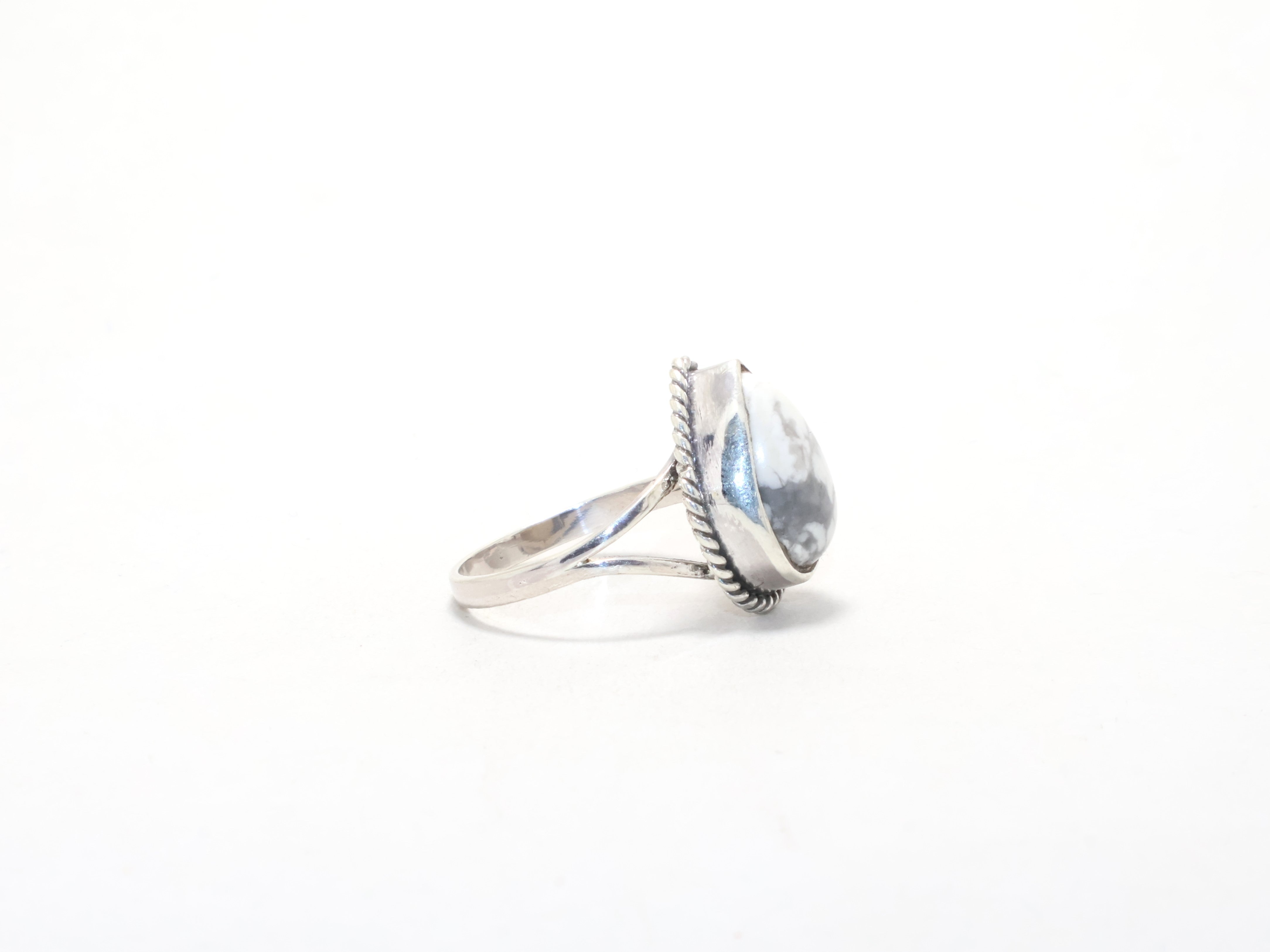 Birnenförmiger Weißer Howlith Ring Minimalistischer Ring Edelsteinring 925 Silberring Geburtssteinring Geschenk für Sie