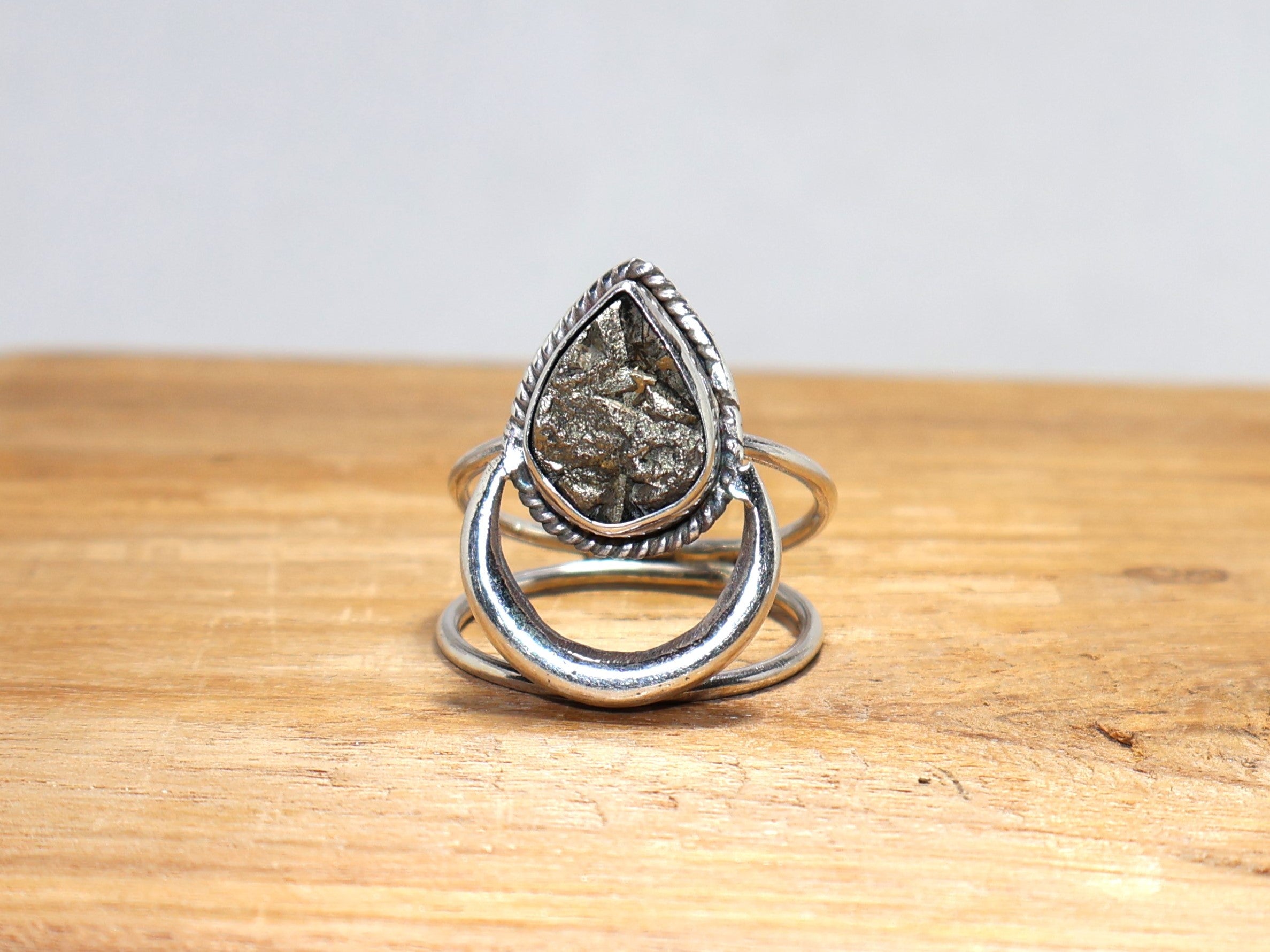 Natürlicher roher Pyrit-Ring, 925er Sterlingsilber-Ring, handgefertigter Ring, rauer Edelstein, böhmischer Ring, zierlicher Ring, Geschenk für sie